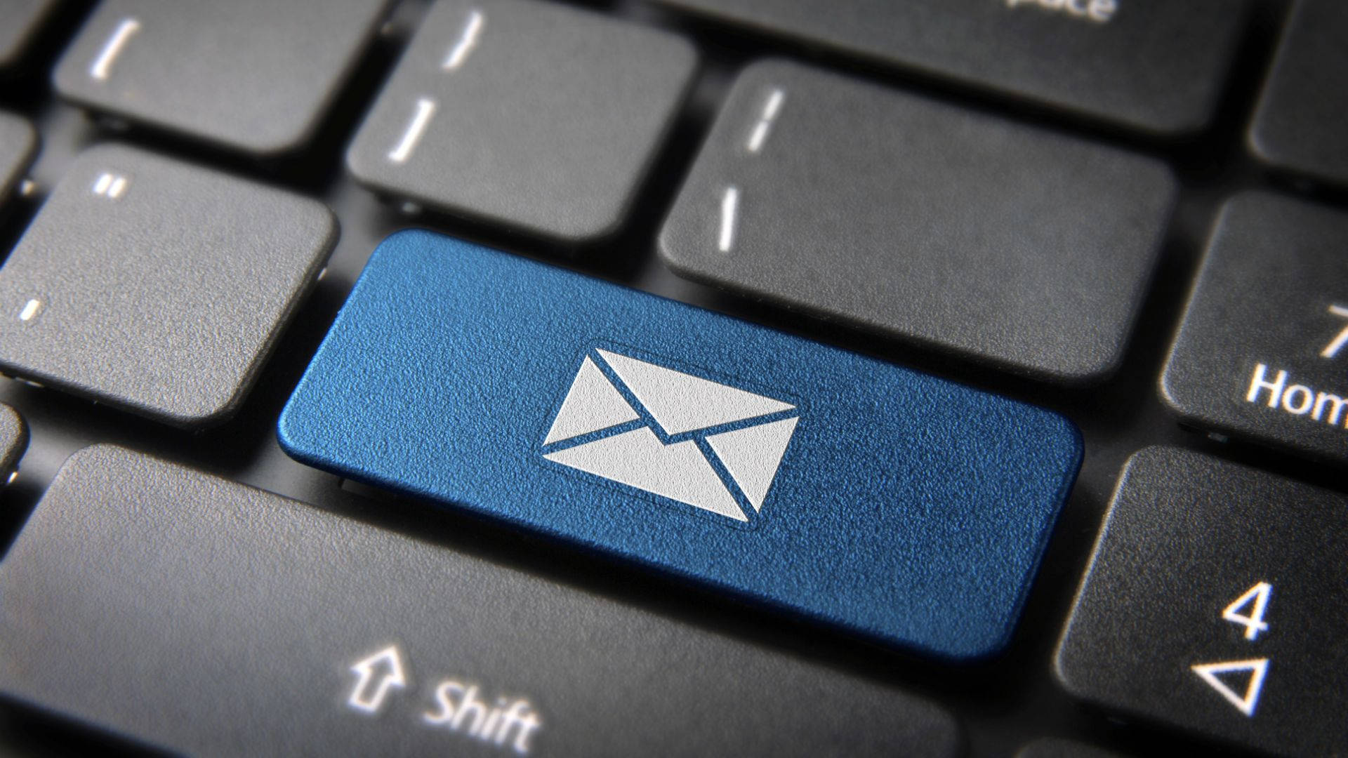 Email 桌布 壁紙 — 黑色鍵盤上藍色電子郵件鍵的特寫，對焦清晰，景深較淺。