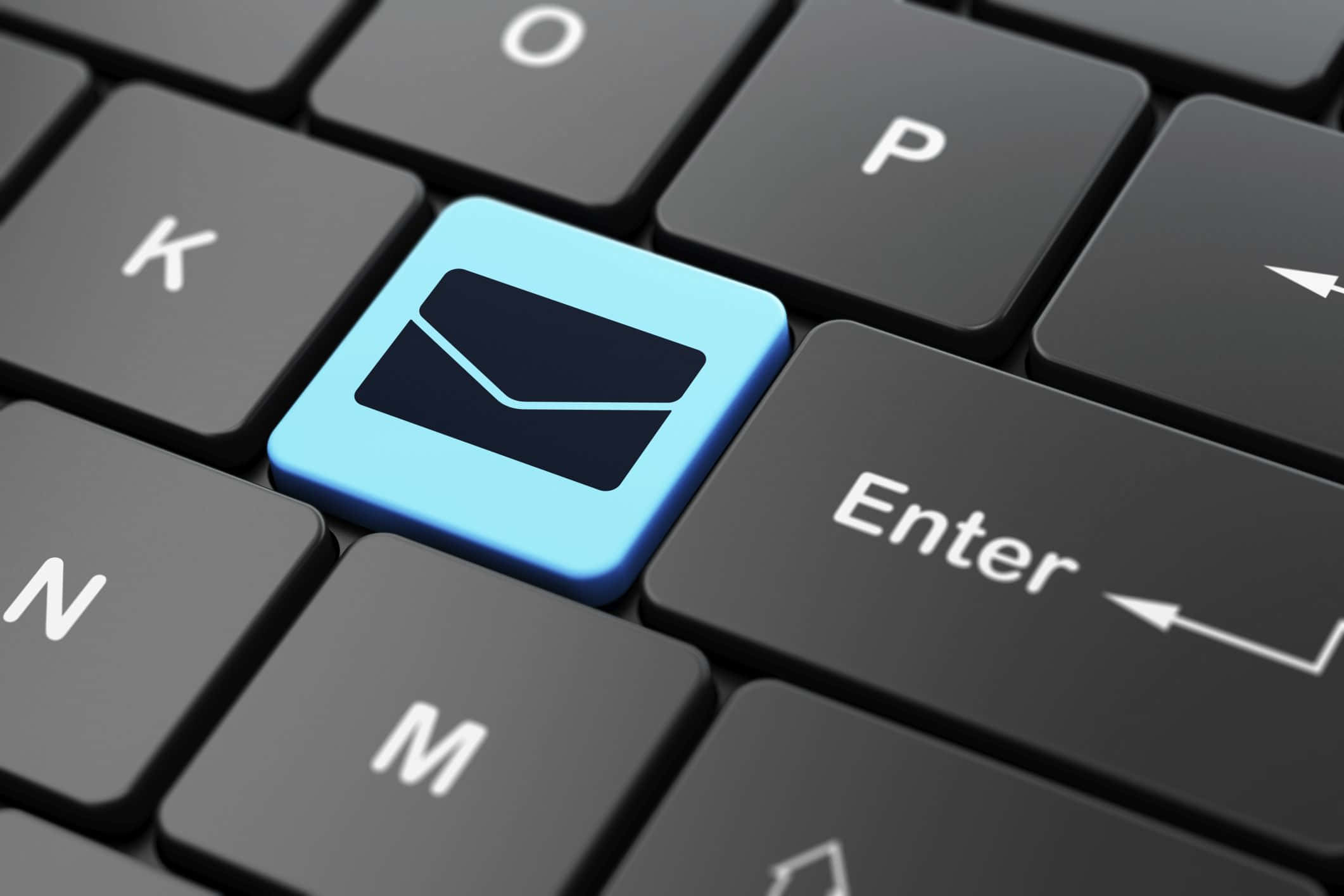 Email 桌布 壁紙 — 黑色鍵盤的特寫，其中一個發光藍色信封鍵在標準鍵中突出顯示。