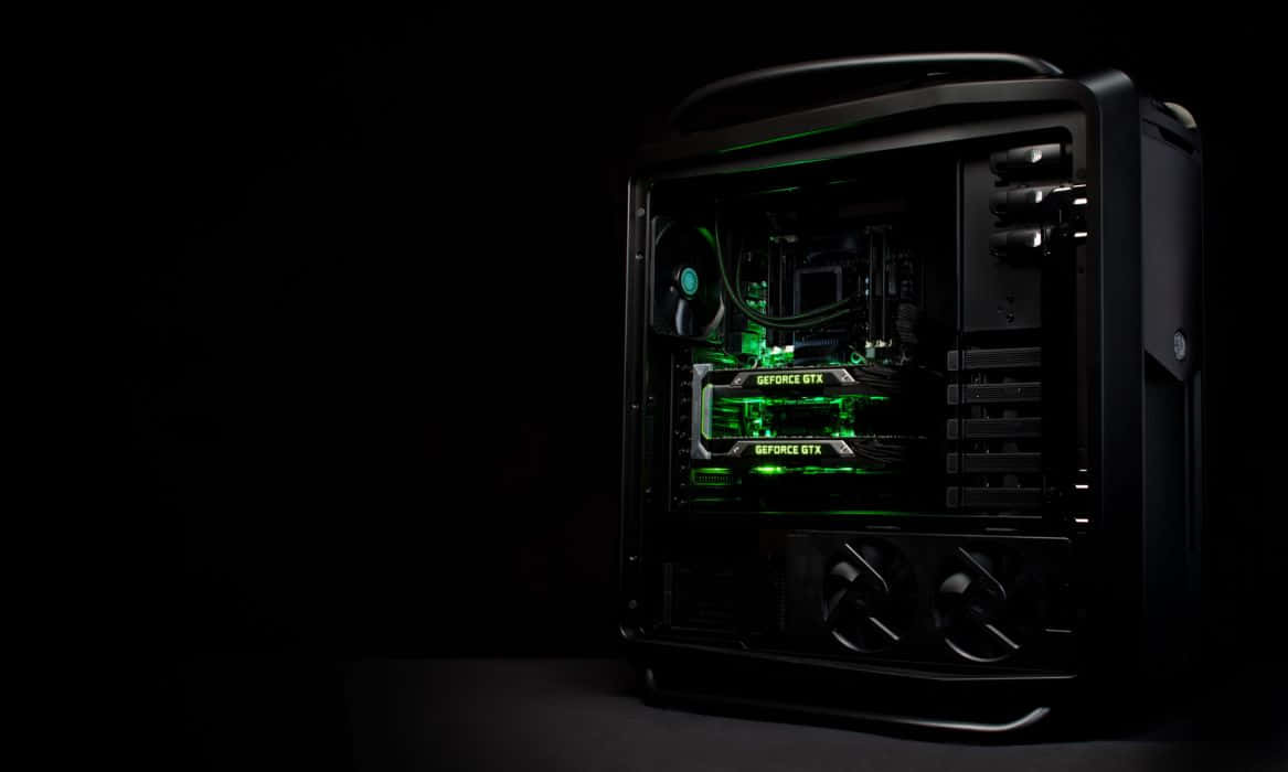 Gaming Pc 桌布 壁紙 — 黑色電腦機殼，帶有發光綠色內部組件和可見的 GeForce GTX 顯示卡，背景為深色。