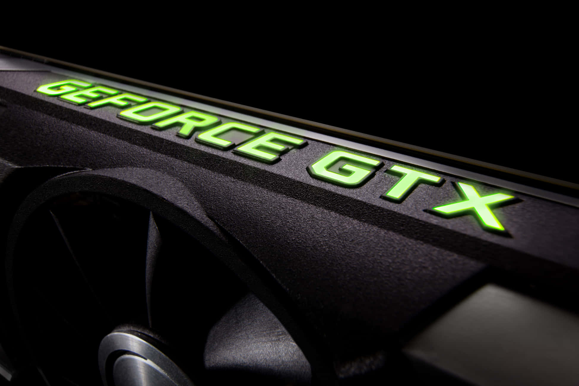 nvidia 桌布 壁紙 — 黑色顯示卡上發光綠色 GeForce GTX 標誌的特寫，背景為深色。