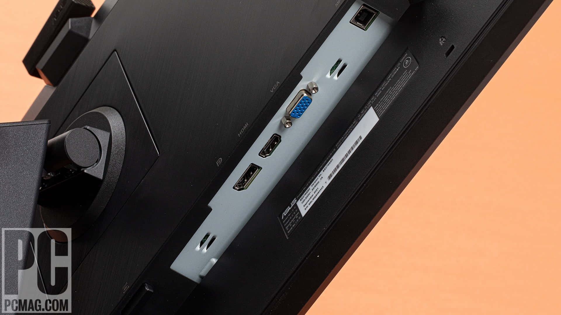 Hdmi 桌布 壁紙 — 黑色顯示器背板特寫，顯示HDMI、VGA和USB連接埠，背景為溫暖的橙色。