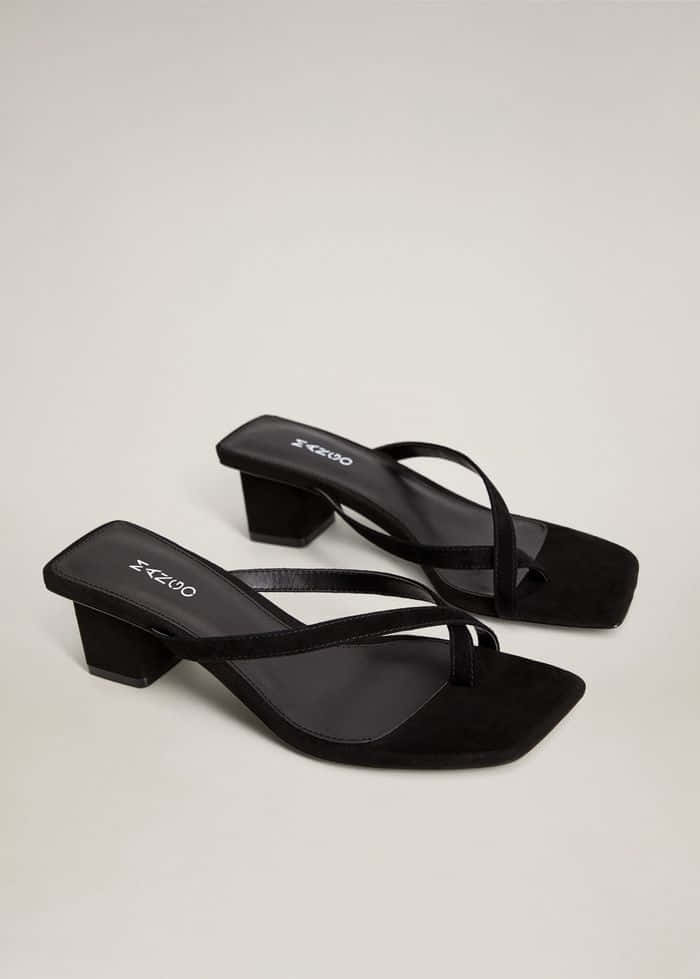 Sandals 桌布 壁紙 — 黑色麂皮方頭人字拖鞋，粗跟設計，展示在純白背景上。