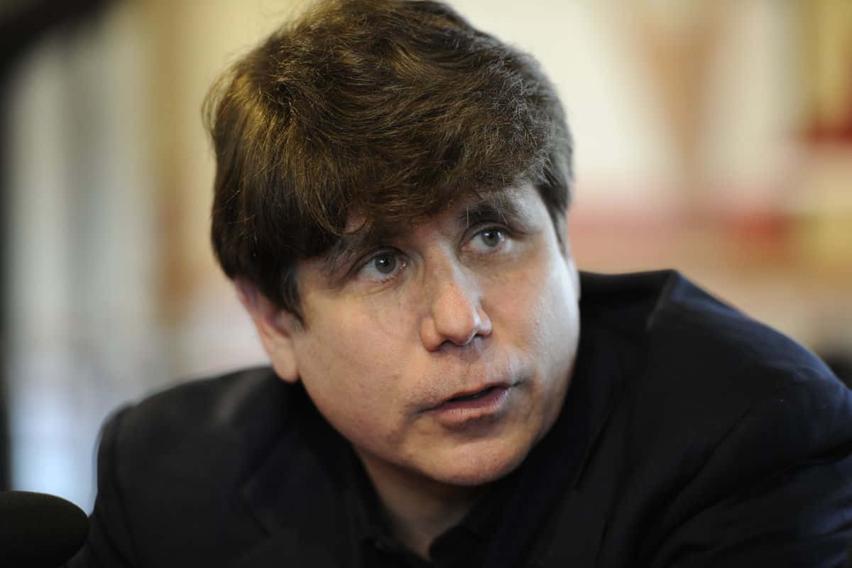 Celebrity 桌布 壁紙 — 黑西裝深色頭髮男士的特寫肖像，若有所思地向上看。