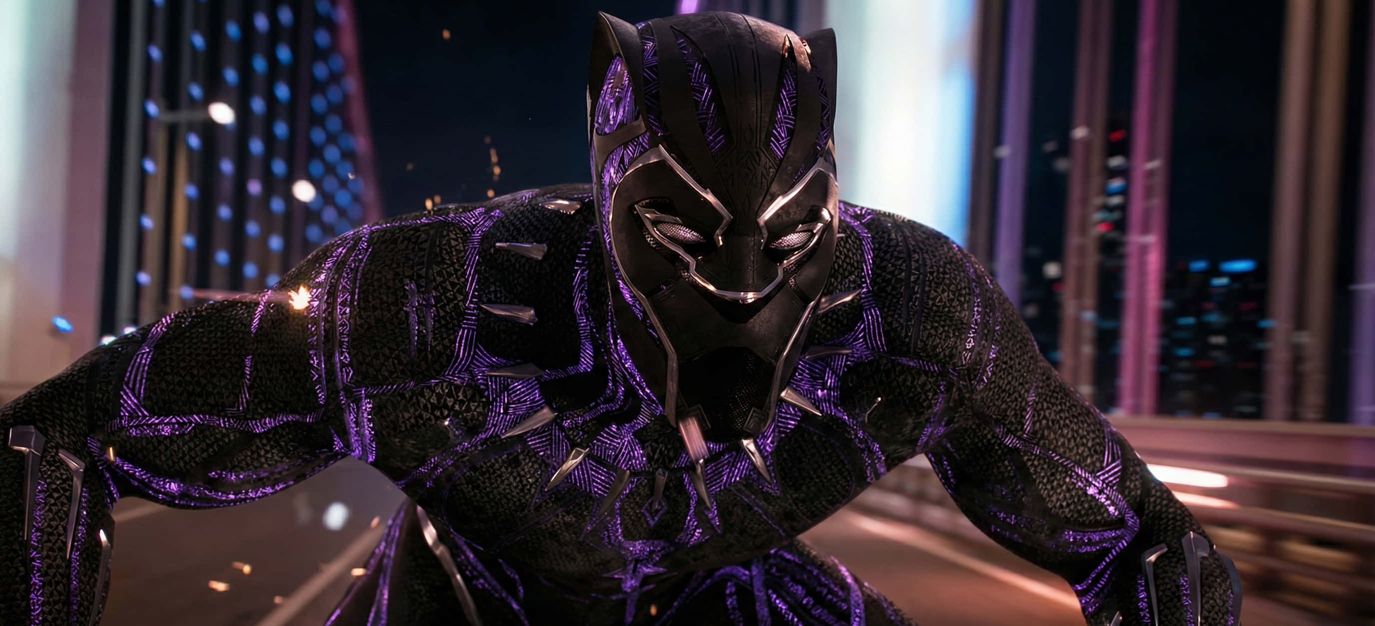t'challa 桌布 壁紙 — 黑豹在夜晚的未來城市景觀中蹲伏，紫色和藍色的發光燈光反射在他的裝甲服上。
