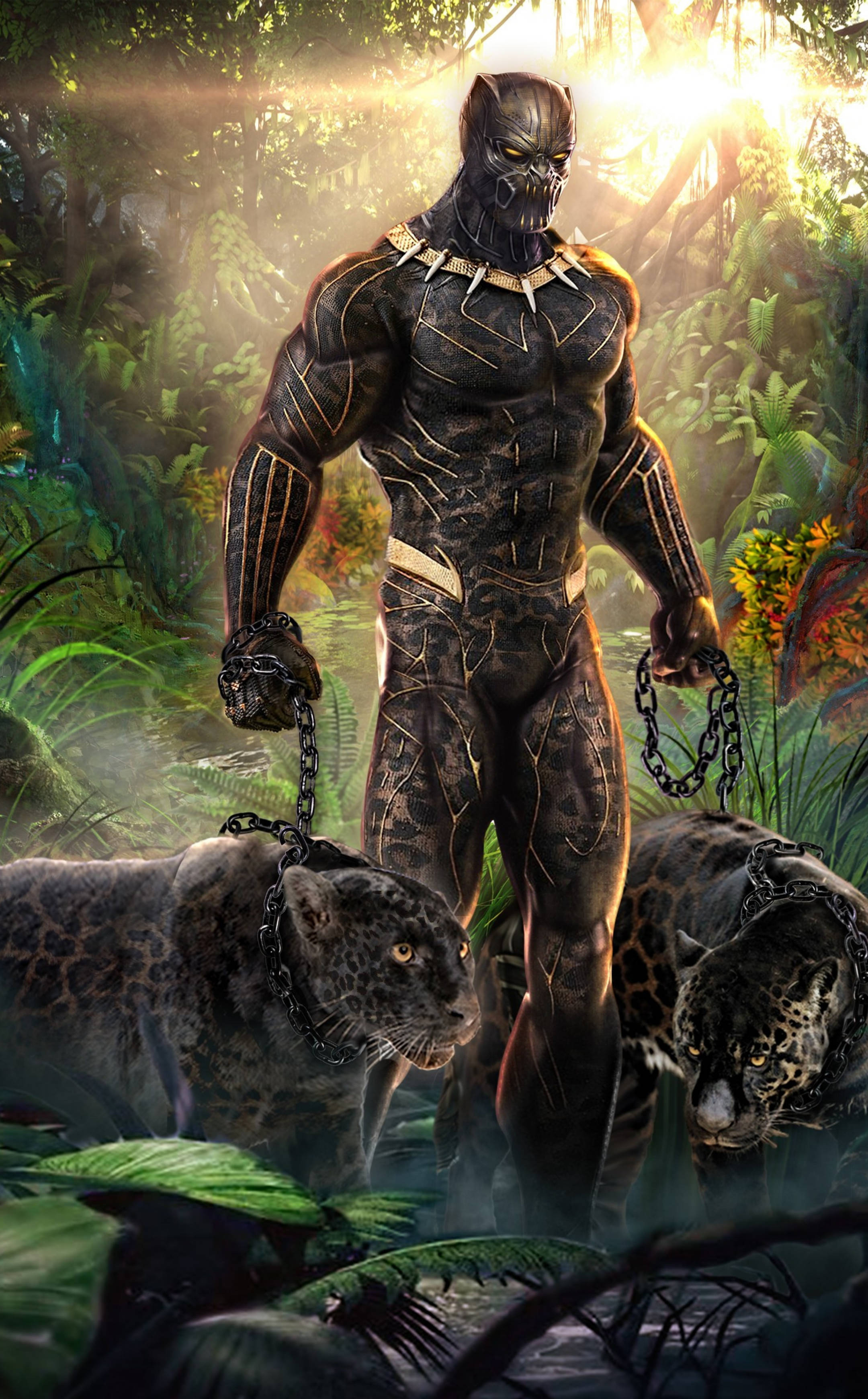 Killmonger 桌布 壁紙 — 黑豹在陽光明媚的叢林中高高站立，兩側有兩隻被鎖鏈拴住的美洲豹，散發出力量與神秘感。