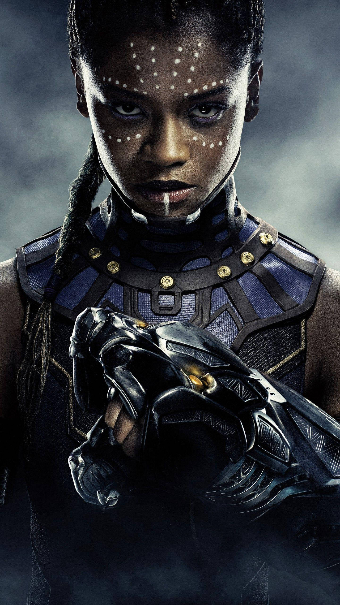 Shuri 桌布 壁紙 — 黑豹戰士在黑暗迷霧的氣氛中凝視，帶有發光的白色面部標記和金屬手套。