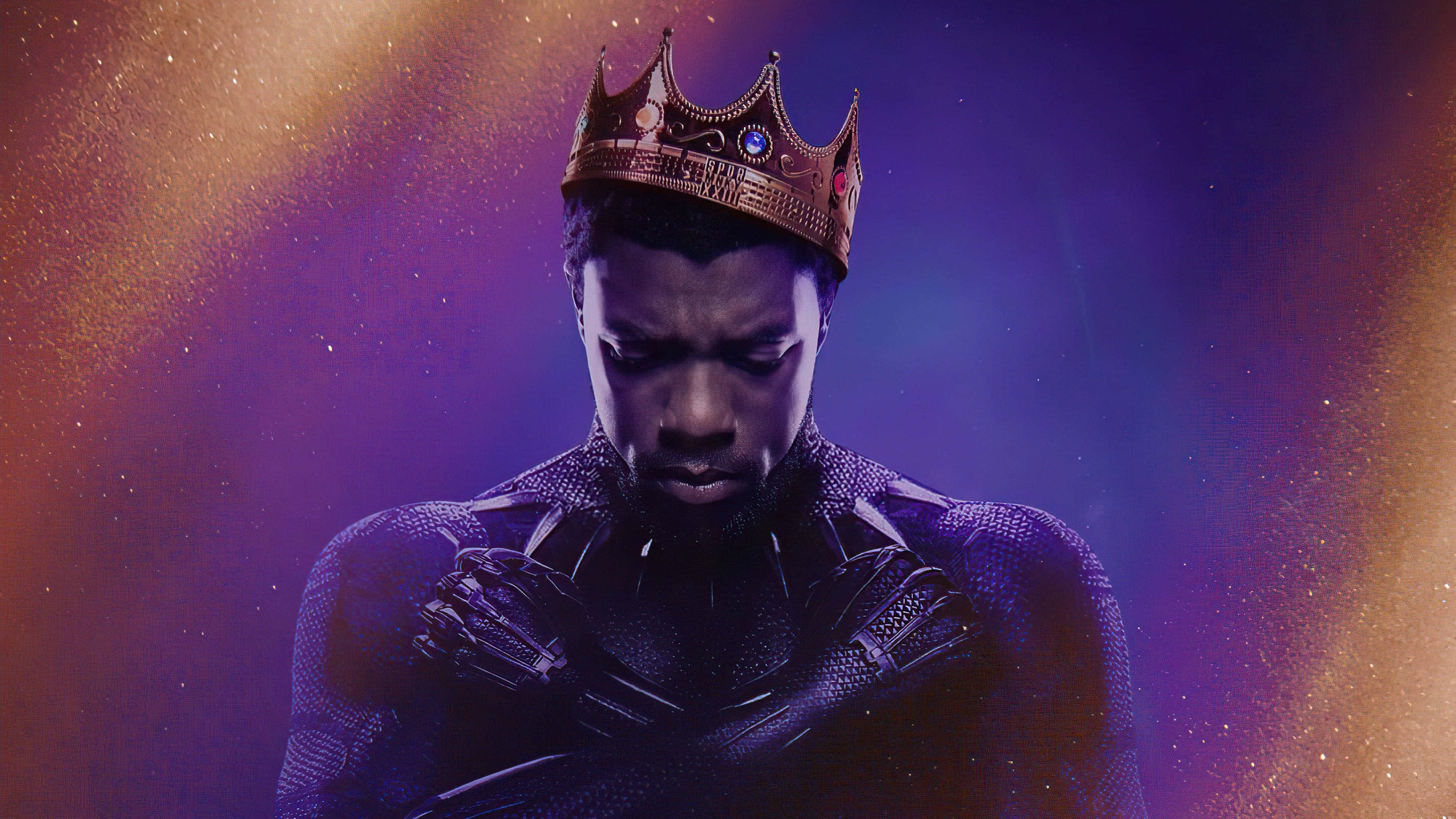Black Panther Landscape 桌布 壁紙 — 黑豹戴著金色皇冠，背景是帶有發光粒子的宇宙紫色和橙色漸變背景。