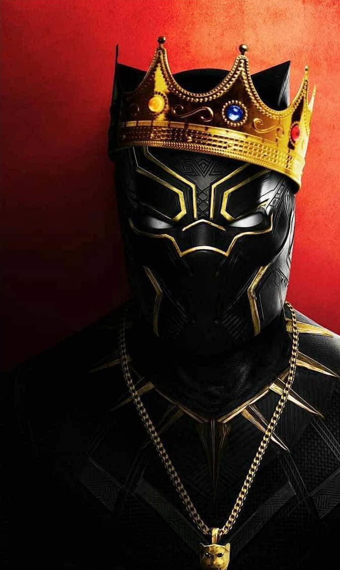 King Of Wakanda 桌布 壁紙 — 黑豹戴著鑲有寶石的金色皇冠，背景為深紅色，構成戲劇性的肖像。