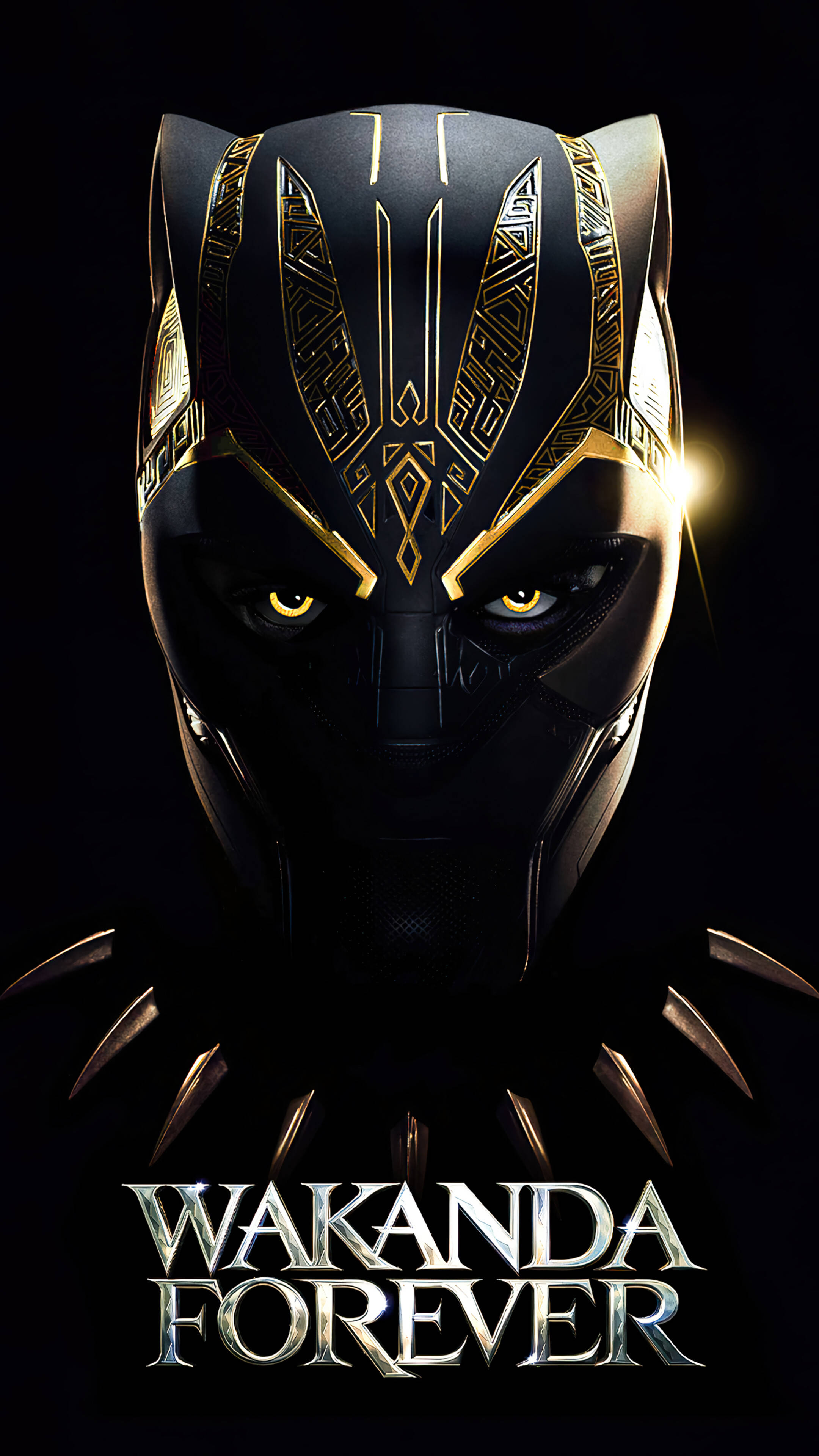 Wakanda 桌布 壁紙 — 黑豹標誌性黑金頭盔的特寫，黃色眼睛在黑暗背景中發光。