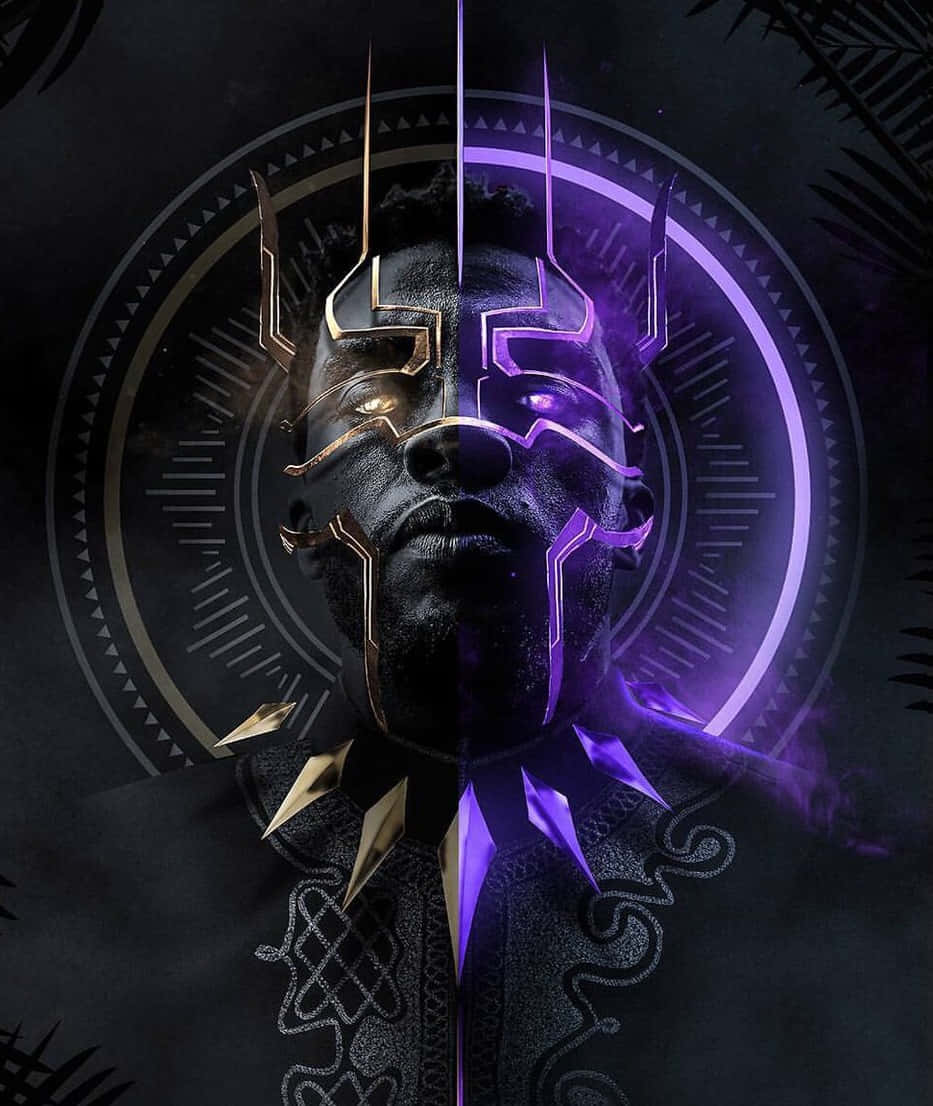 King Of Wakanda 桌布 壁紙 — 黑豹的分割肖像，帶有金色和紫色發光的部落盔甲，背景為深色圓形。