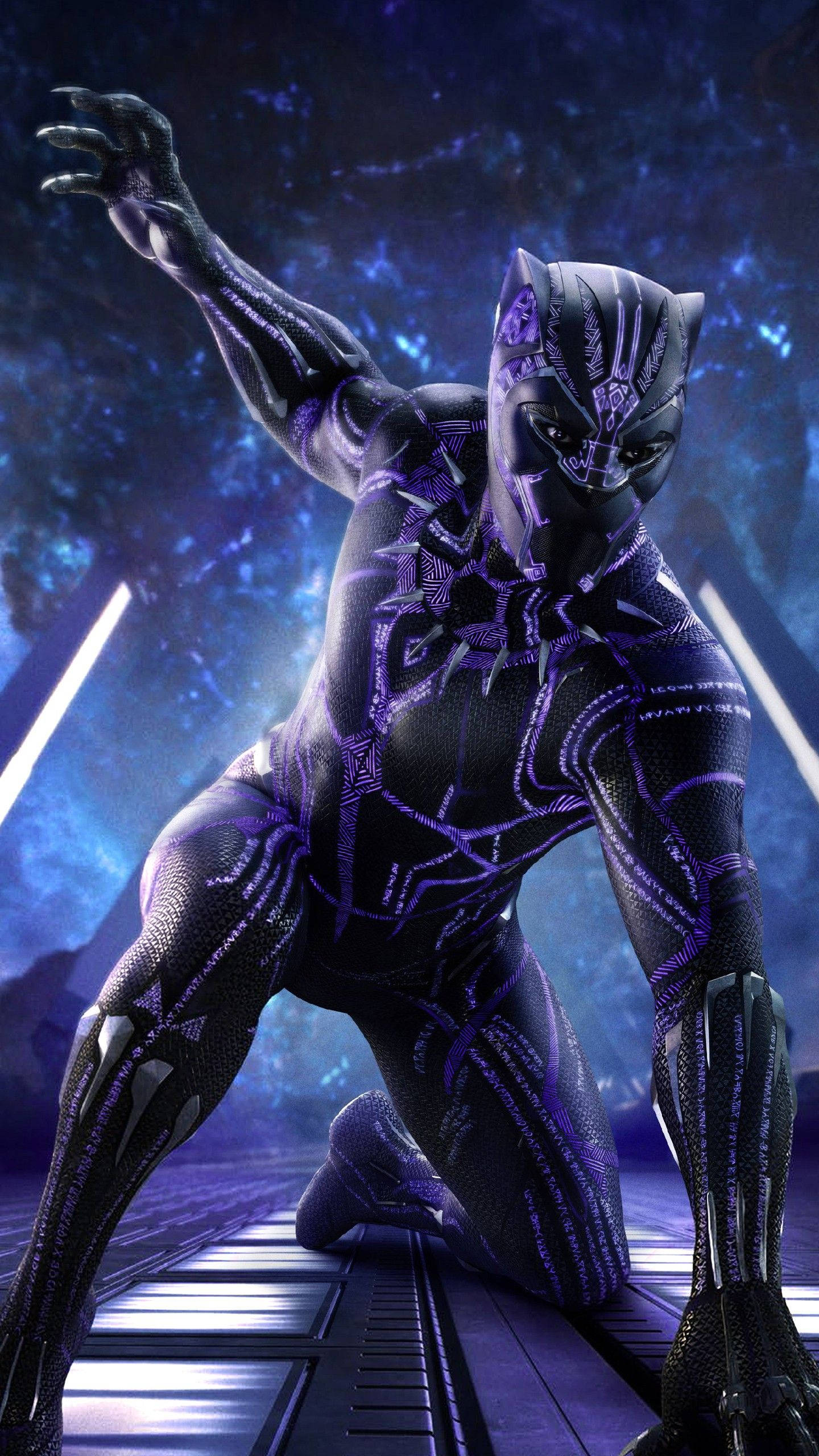 avengers android 桌布 壁紙 — 黑豹穿著時尚的黑色和紫色套裝，在發光的宇宙藍色背景下強力蹲伏。