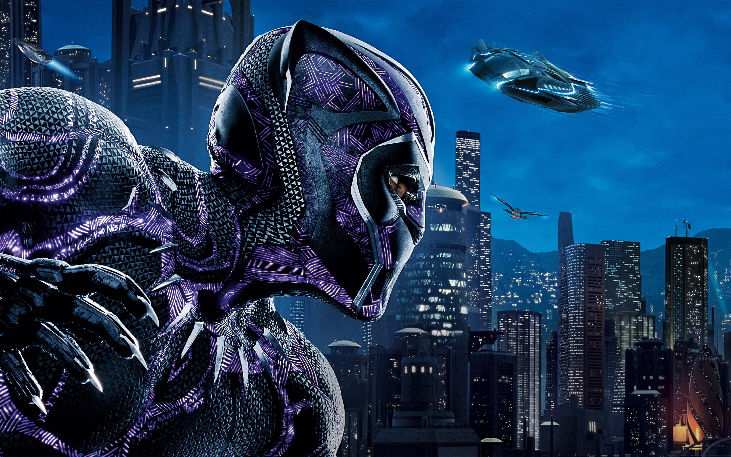 Black Panther Landscape 桌布 壁紙 — 黑豹穿著紫色和黑色套裝站在前景，背景是夜晚的未來城市天際線，有飛行車輛。