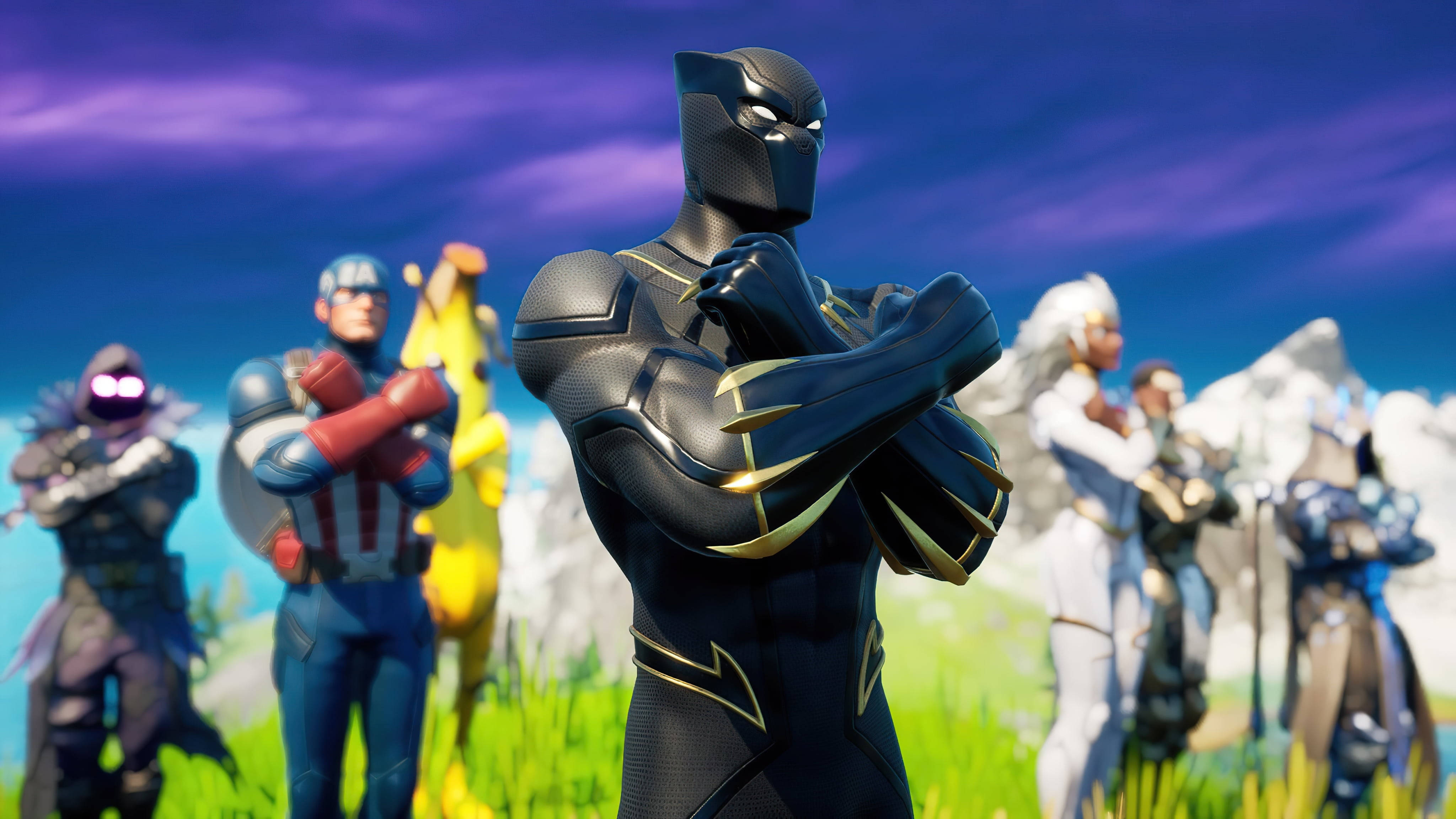 Wakanda 桌布 壁紙 — 黑豹自信地交叉雙臂站在充滿活力的草地上，其他《要塞英雄》角色在他身後戲劇性的紫色天空下擺姿勢。