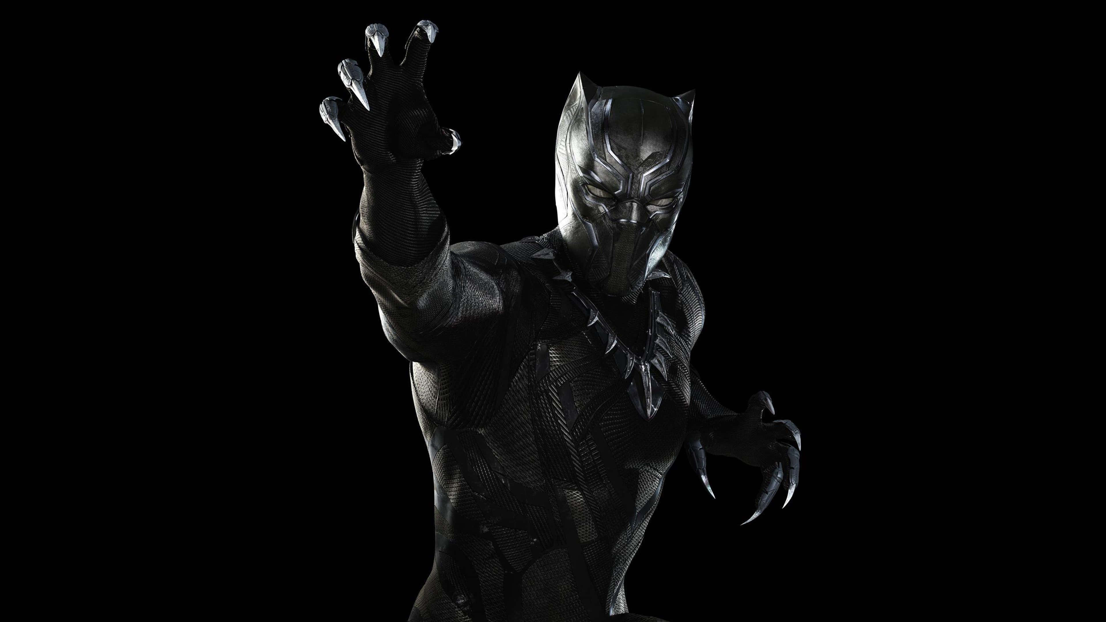 Black Panther 4K Ultra HD Dark 桌布 壁紙 — 黑豹身穿修身黑色戰衣，伸出利爪，背景為純黑色。