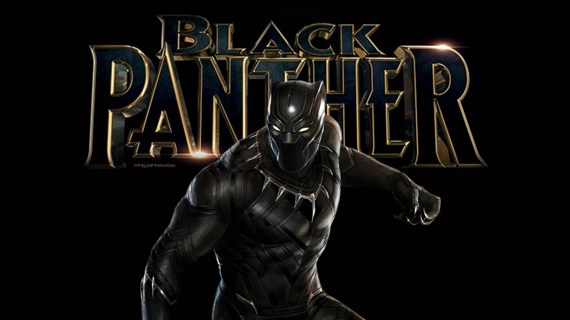 panther 桌布 壁紙 — 黑豹身穿修身黑色戰衣，在黑暗背景前，立於發光金色標題前。