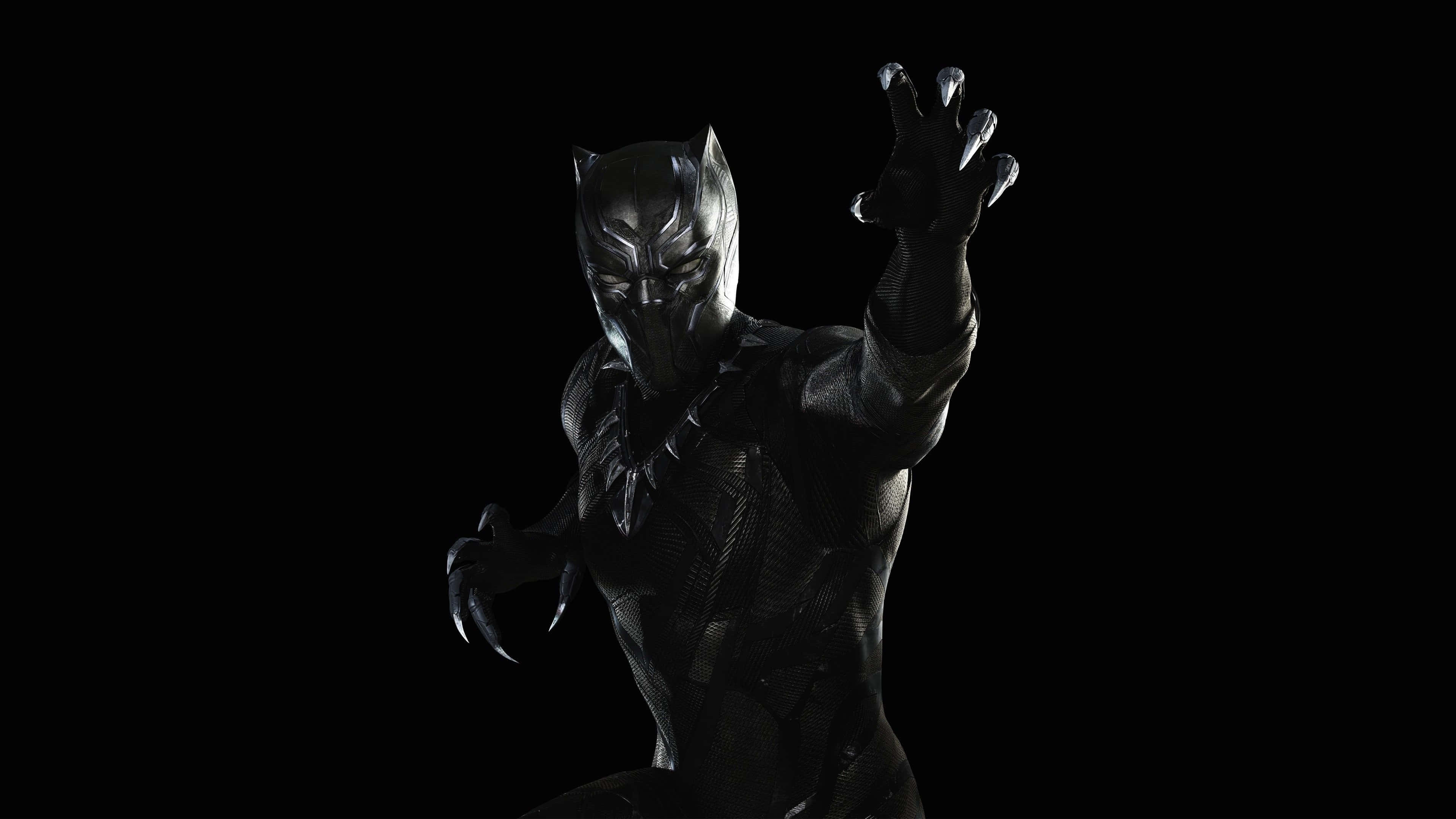 Black Panther Hero 桌布 壁紙 — 黑豹身穿時尚黑色套裝，眼睛發光，爪子伸出，背景為純黑色。