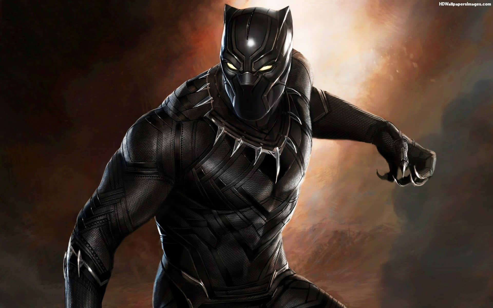 Black Panther Hero 桌布 壁紙 — 黑豹身穿時尚黑色套裝，眼睛發光，在火熱的橙色和棕色背景下擺出強有力的姿勢。