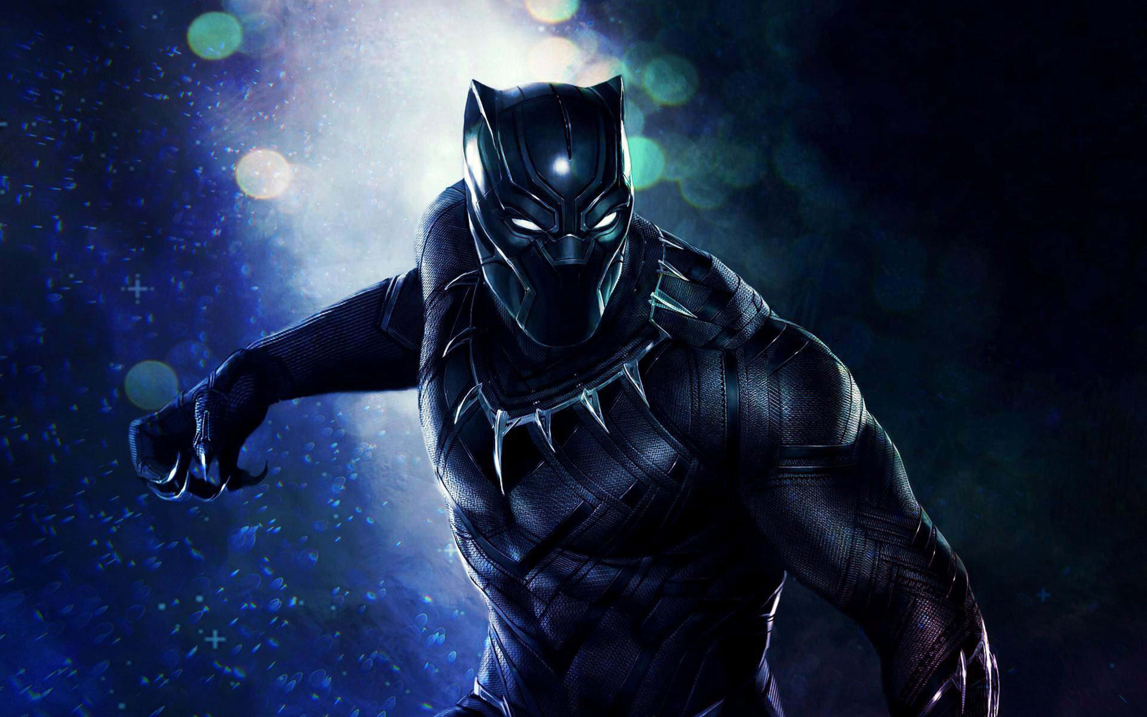 Marvel Movie 桌布 壁紙 — 黑豹身穿時尚黑色西裝，在帶有發光粒子和明亮鏡頭光暈的宇宙藍色背景前擺好姿勢。