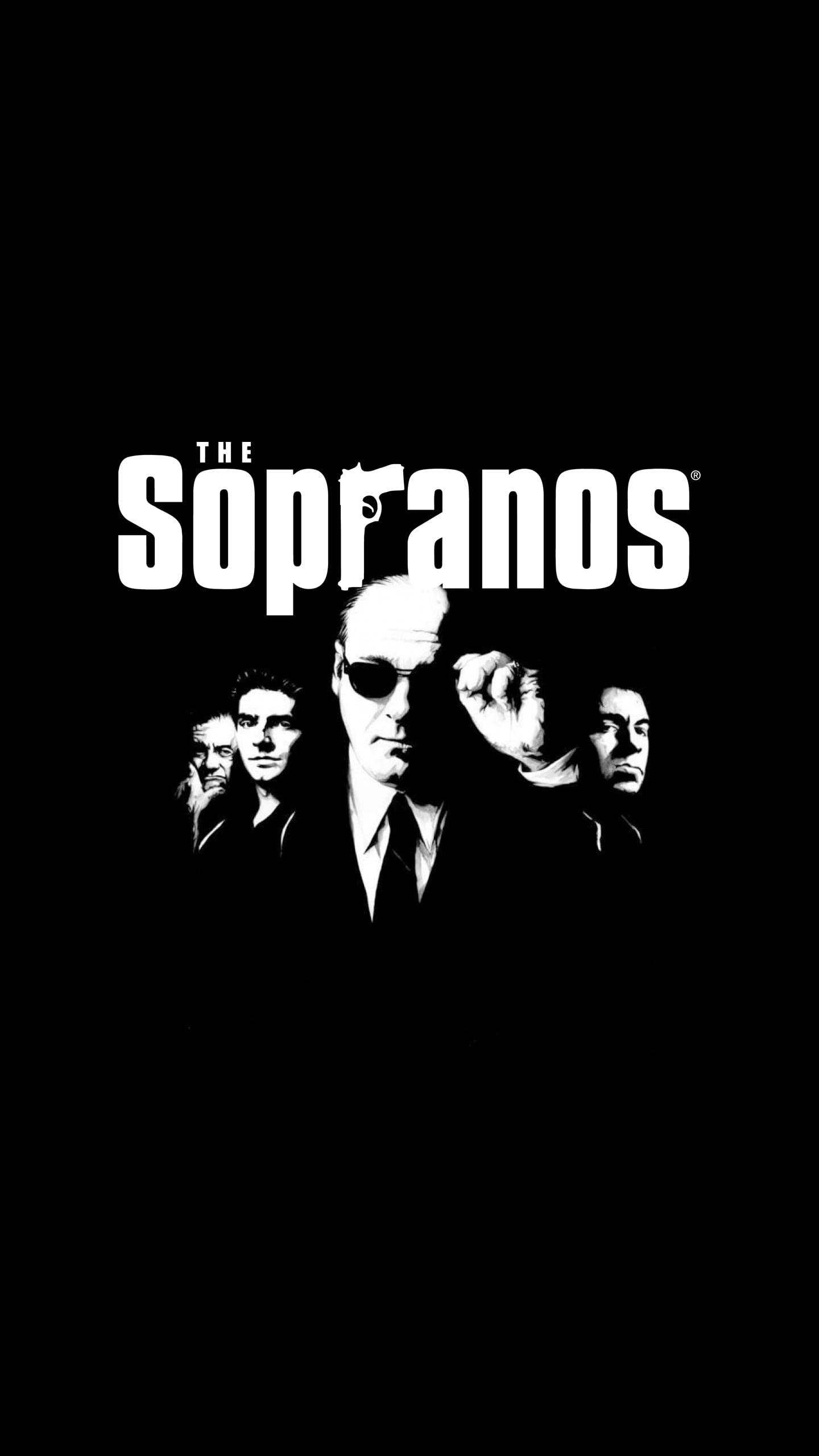 Mafia 桌布 壁紙 — 《黑道家族》的黑白海報，中央人物戴著太陽眼鏡，在黑暗背景中舉起拳頭。