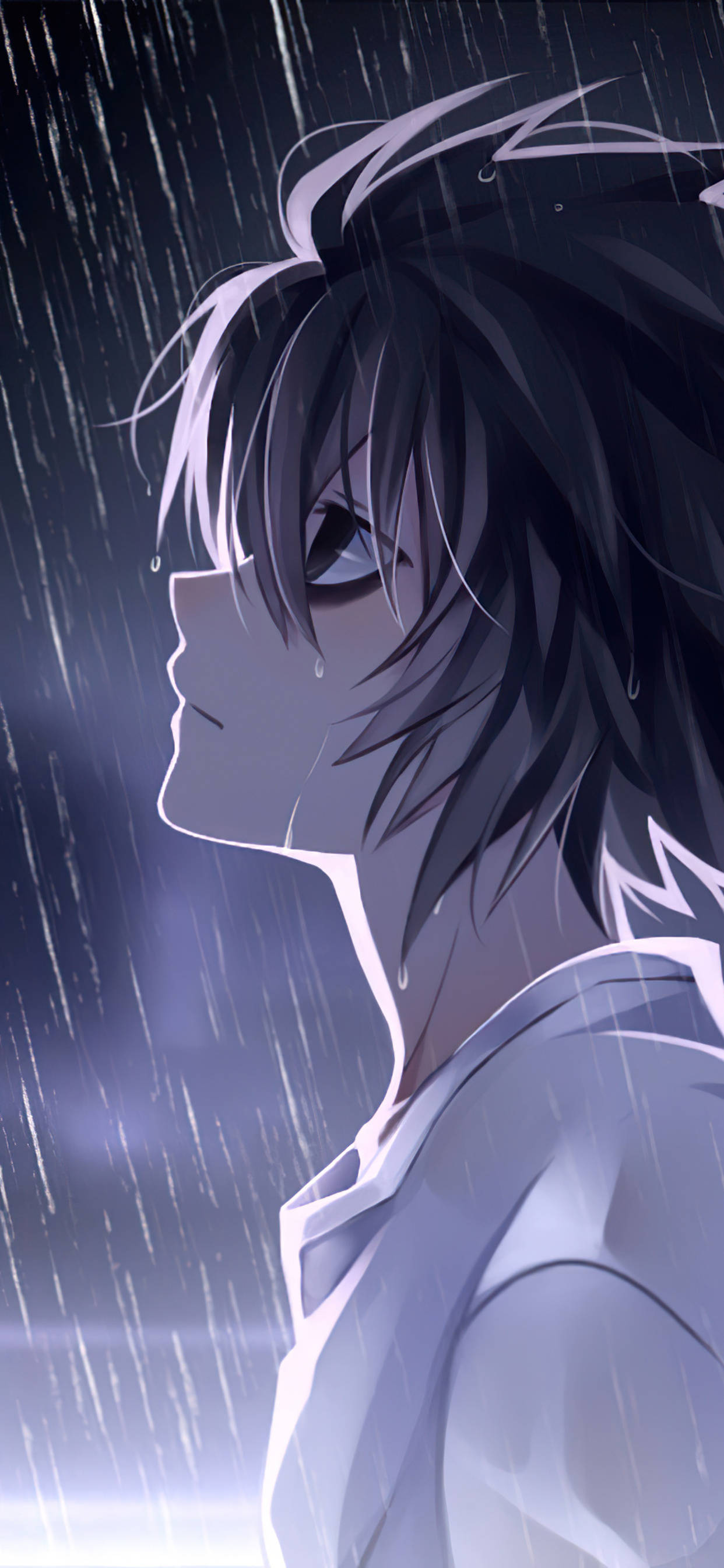 桌布 壁紙 — 黑髮動漫少年站在雨中，雨滴順著他的臉頰和濕透的襯衫流下，背景是憂鬱的暮色天空。