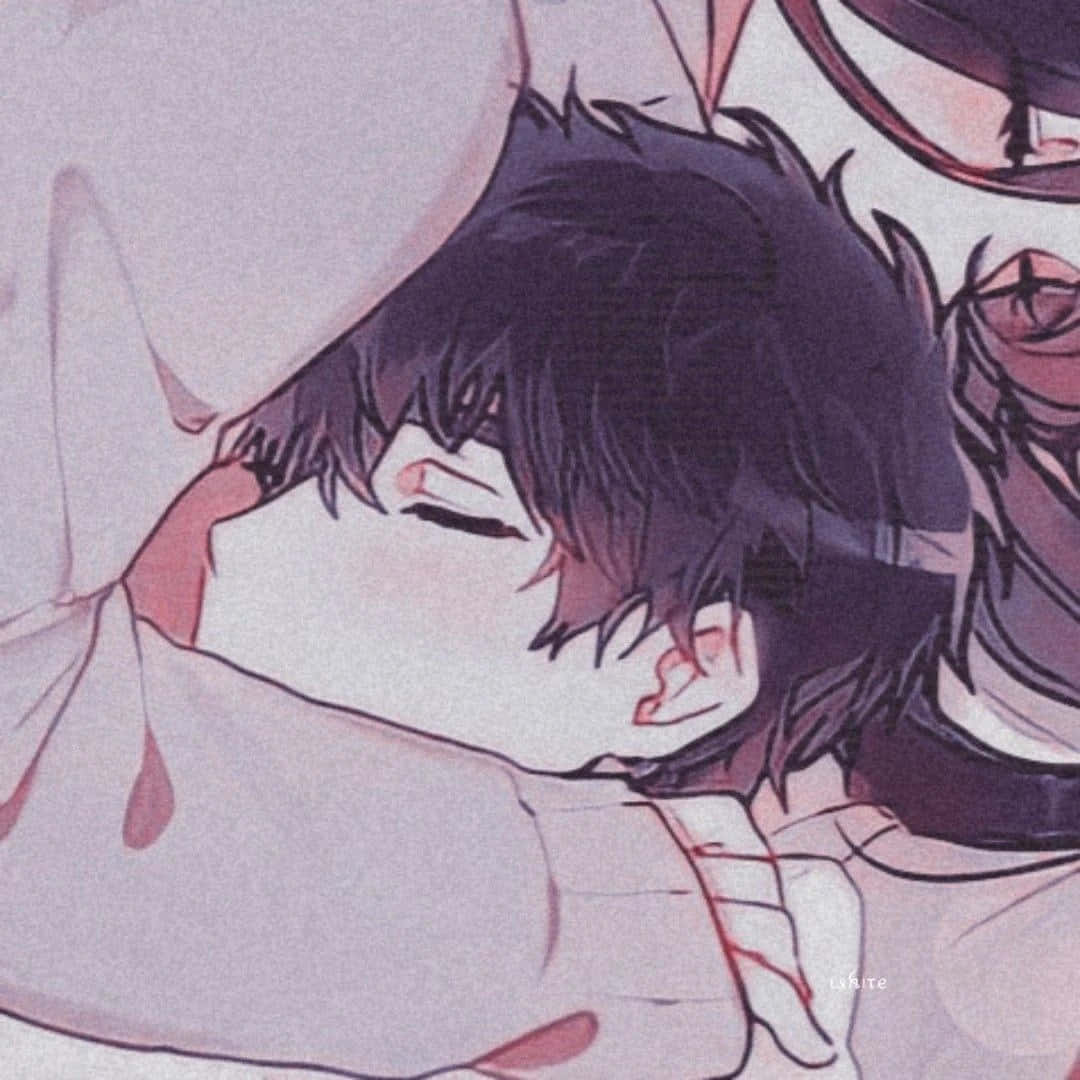 可愛動漫頭貼 桌布 壁紙 — 黑髮動漫男孩在柔和的粉紅和紫色調中，依偎在布料裡安詳入睡。