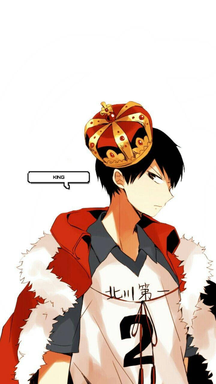 Kageyama 桌布 壁紙 — 黑髮動漫男孩戴著紅金皇冠，身穿紅色毛領外套，內搭二號籃球球衣。