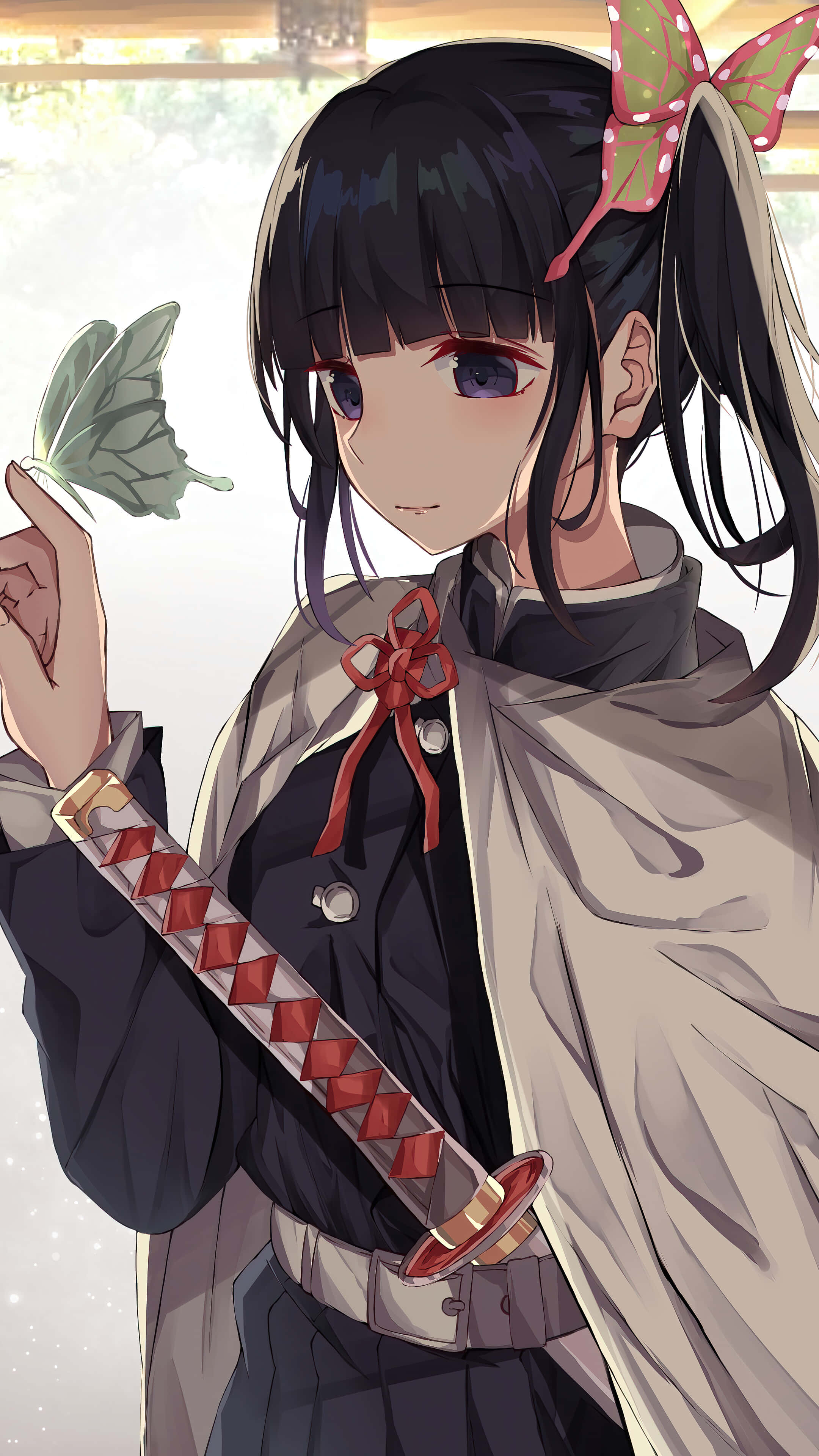 Demon Slayer Kanao 桌布 壁紙 — 黑髮戴蝴蝶髮夾的動漫女孩，輕輕拿著一片綠葉，同時佩戴著一把紅色菱形圖案劍柄的劍。
