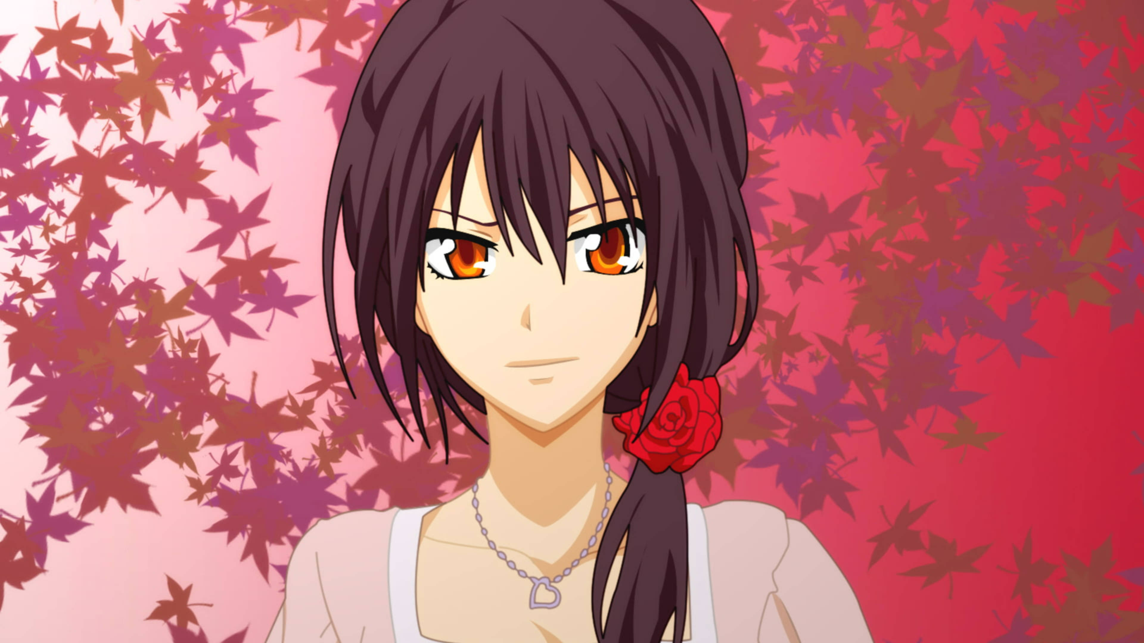 Maid Sama 桌布 壁紙 — 黑髮橙眼動漫女孩站在鮮紅與粉紅楓葉背景前。