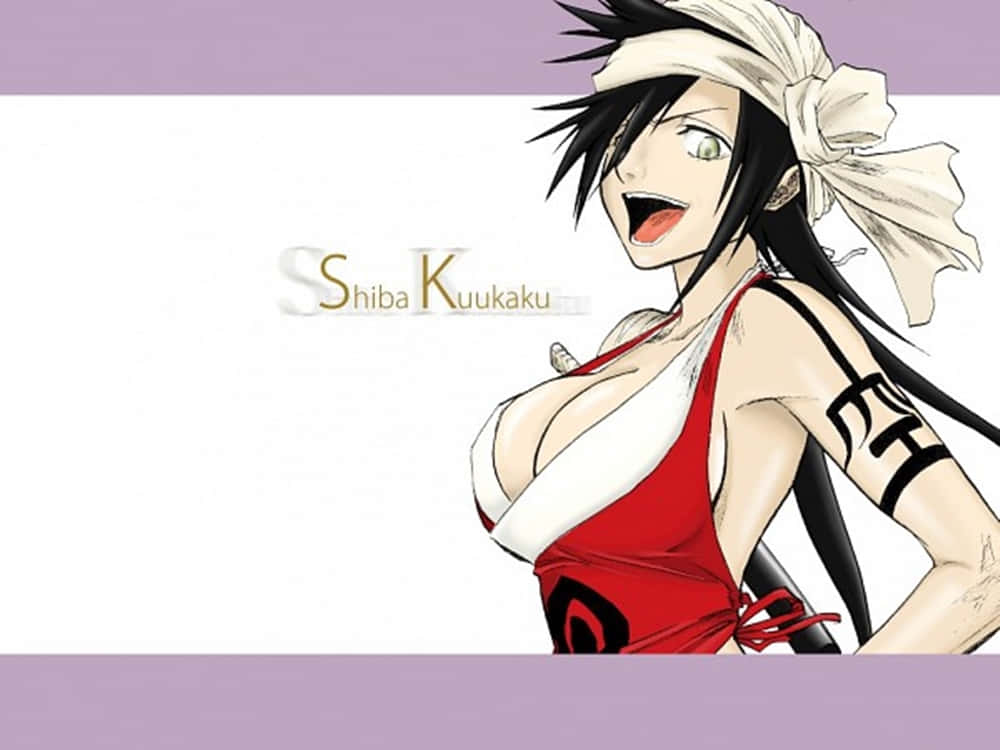 Kukaku Shiba 桌布 壁紙 — 黑髮白頭帶的動漫女孩，穿著紅白相間的服裝，在紫白背景下微笑。