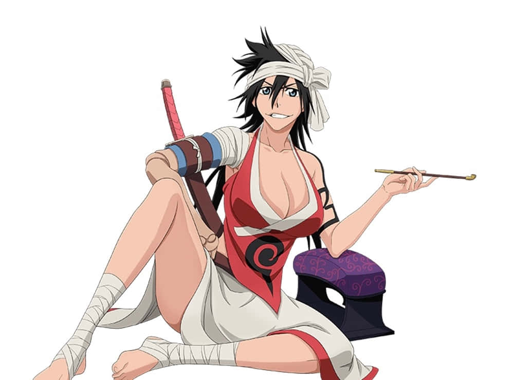 Kukaku Shiba 桌布 壁紙 — 黑髮白頭帶的動漫女孩盤腿而坐，手持劍和煙斗，身穿紅白服裝。
