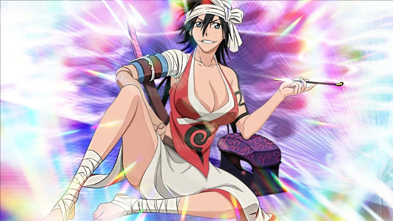 Kukaku Shiba 桌布 壁紙 — 黑髮白頭帶的動漫女孩自信地坐著，手持畫筆，背景是充滿活力的彩虹能量爆發。