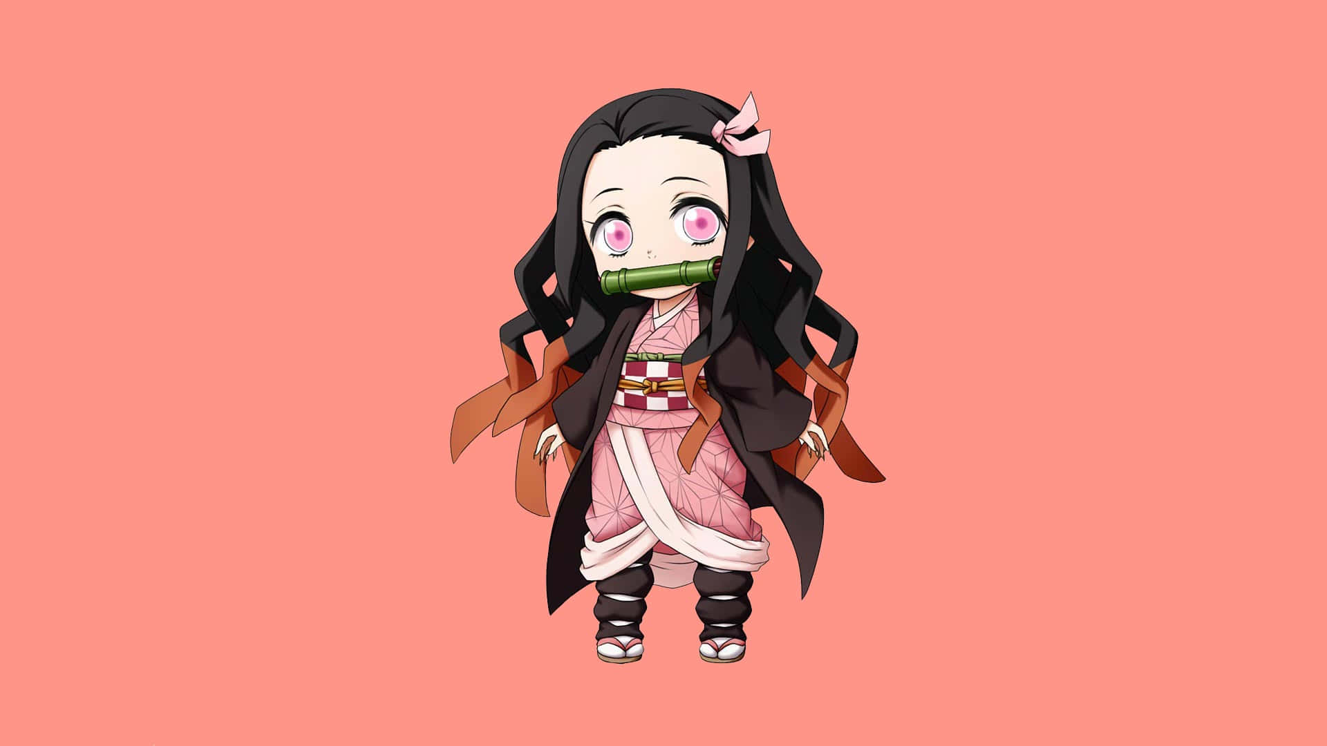 禰豆子 桌布 壁紙 — 黑髮粉紅眼睛的Q版動漫女孩，穿著粉紅色和服，戴著竹製口塞，背景為珊瑚色。