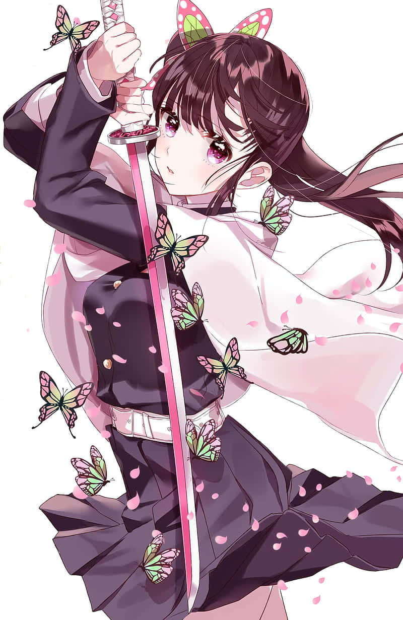 Demon Slayer Kanao 桌布 壁紙 — 黑髮粉紅眼睛的動漫女孩揮舞著劍，周圍環繞著粉紅色蝴蝶和櫻花花瓣。