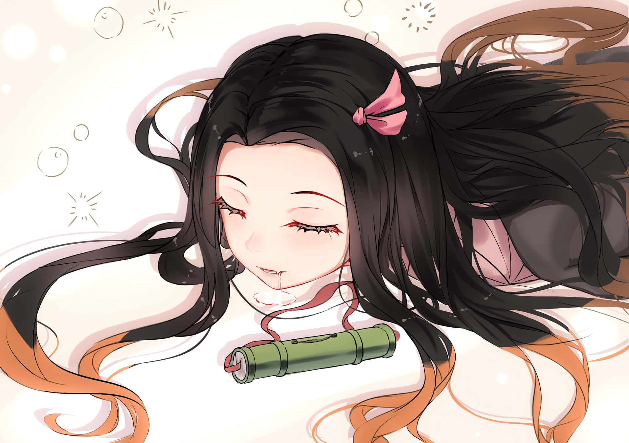禰豆子 桌布 壁紙 — 黑髮粉紅蝴蝶結的動漫女孩在柔和的光芒中安詳入睡，身旁放著竹劍。