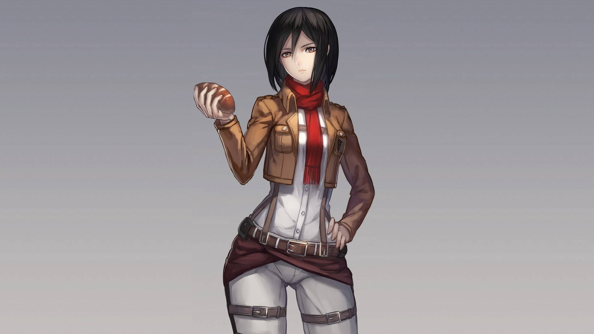 Mikasa Ackerman 桌布 壁紙 — 黑髮紅圍巾的動漫女孩，穿著棕色外套，在純灰色背景前拿著一個球。