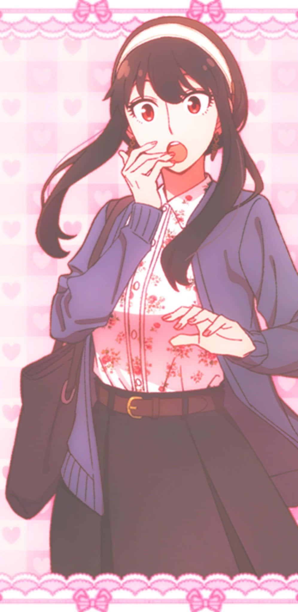 Anime Waifu 桌布 壁紙 — 黑髮紅眼動漫女孩在粉紅色心形圖案背景前吃粉紅色糖果。