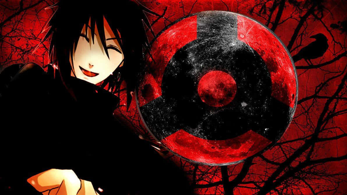 Izuna Uchiha 桌布 壁紙 — 黑髮紅眼動漫角色在一個帶有黑色螺旋圖案的大紅月亮旁邊微笑，背景是血紅色的天空，有光禿禿的樹木和一隻烏鴉。