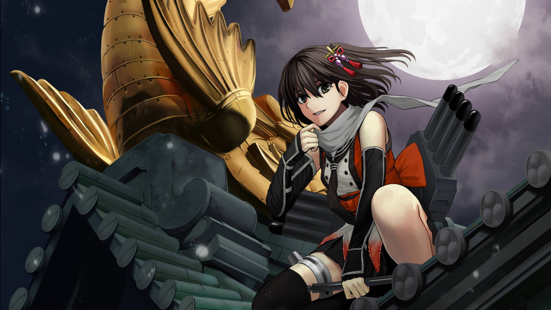 電玩遊戲 桌布 壁紙 — 黑髮紅蝴蝶結的動漫女孩坐在傳統屋頂上，旁邊是金色盔甲雕像，背景是滿月。