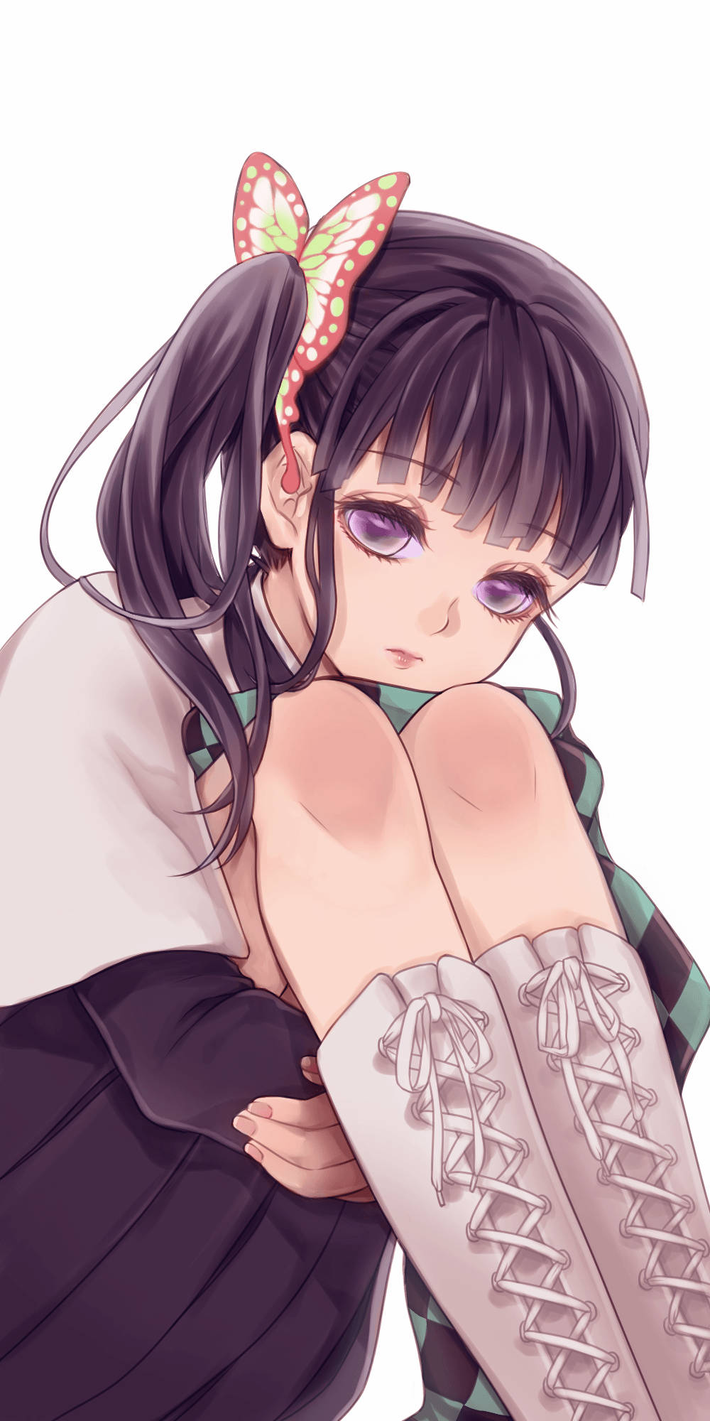 動漫女孩 桌布 壁紙 — 黑髮紫眼動漫女孩穿著高筒蕾絲靴子和蝴蝶髮夾，抱著膝蓋。