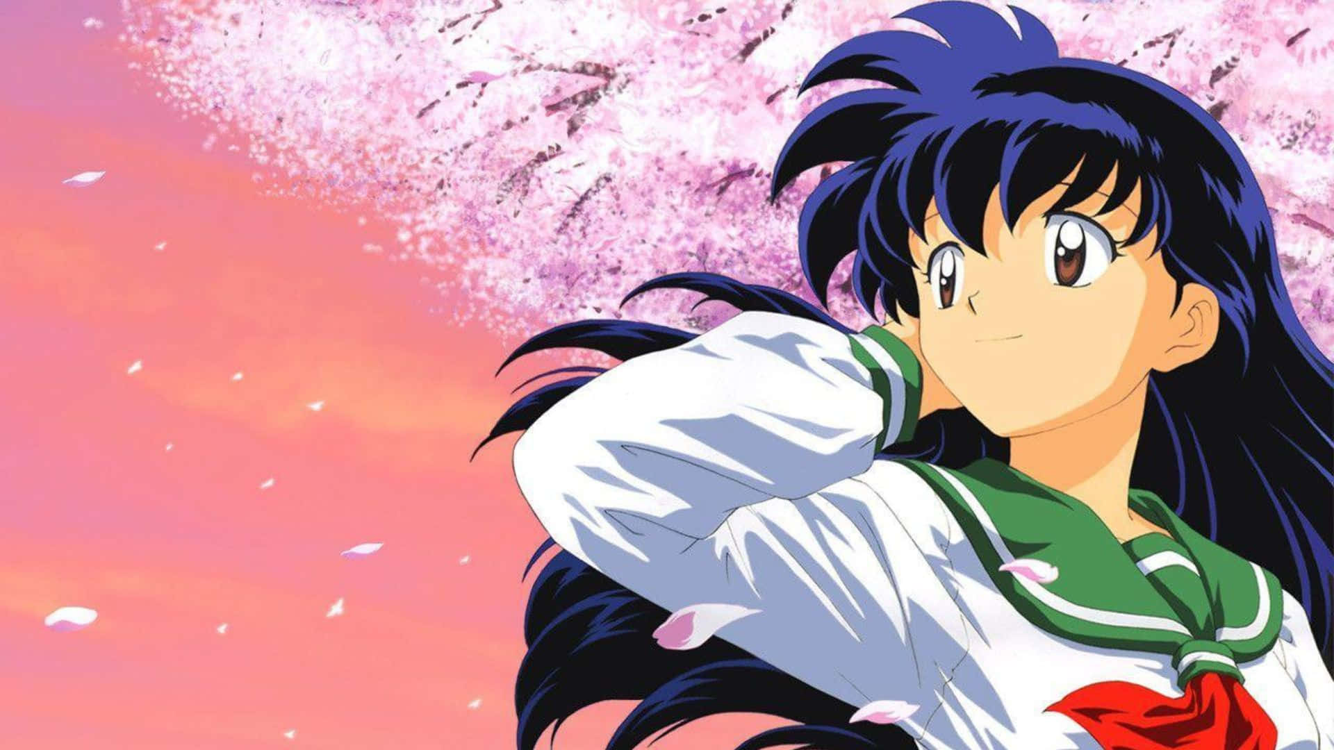 Kagome Higurashi 桌布 壁紙 — 黑髮綠水手服的動畫女孩在柔和的夕陽天空下，在飄落的粉紅櫻花中微笑。
