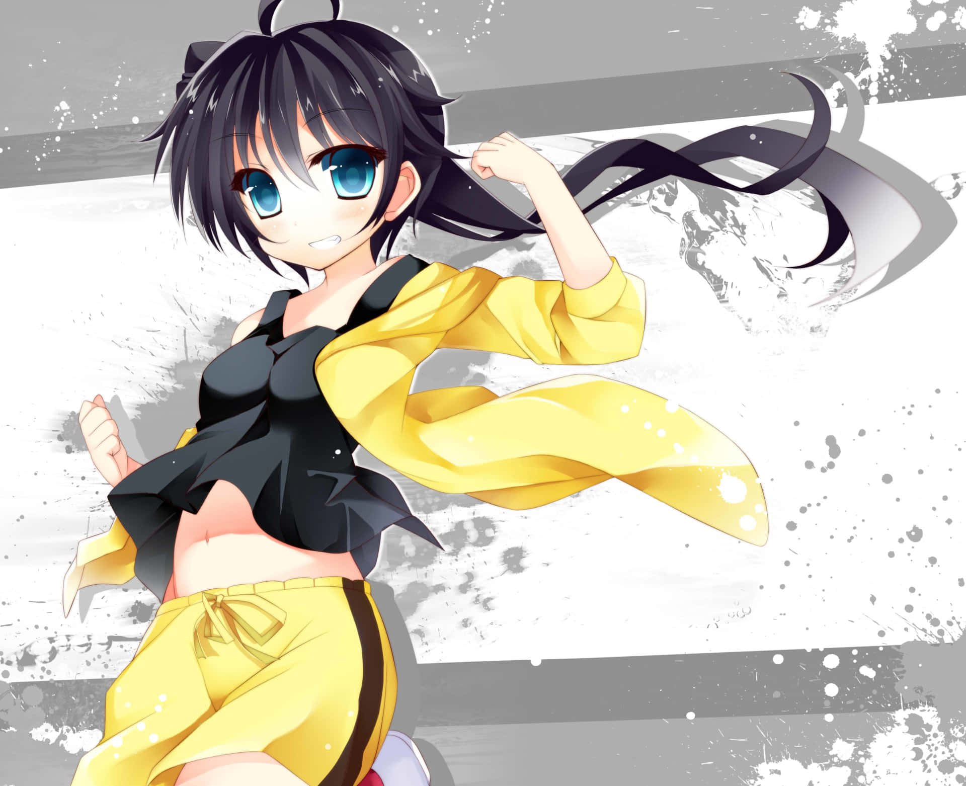 物語 桌布 壁紙 — 黑髮藍眼動漫女孩，身穿黃黑服裝，在灰白潑濺背景前擺出動感姿勢。