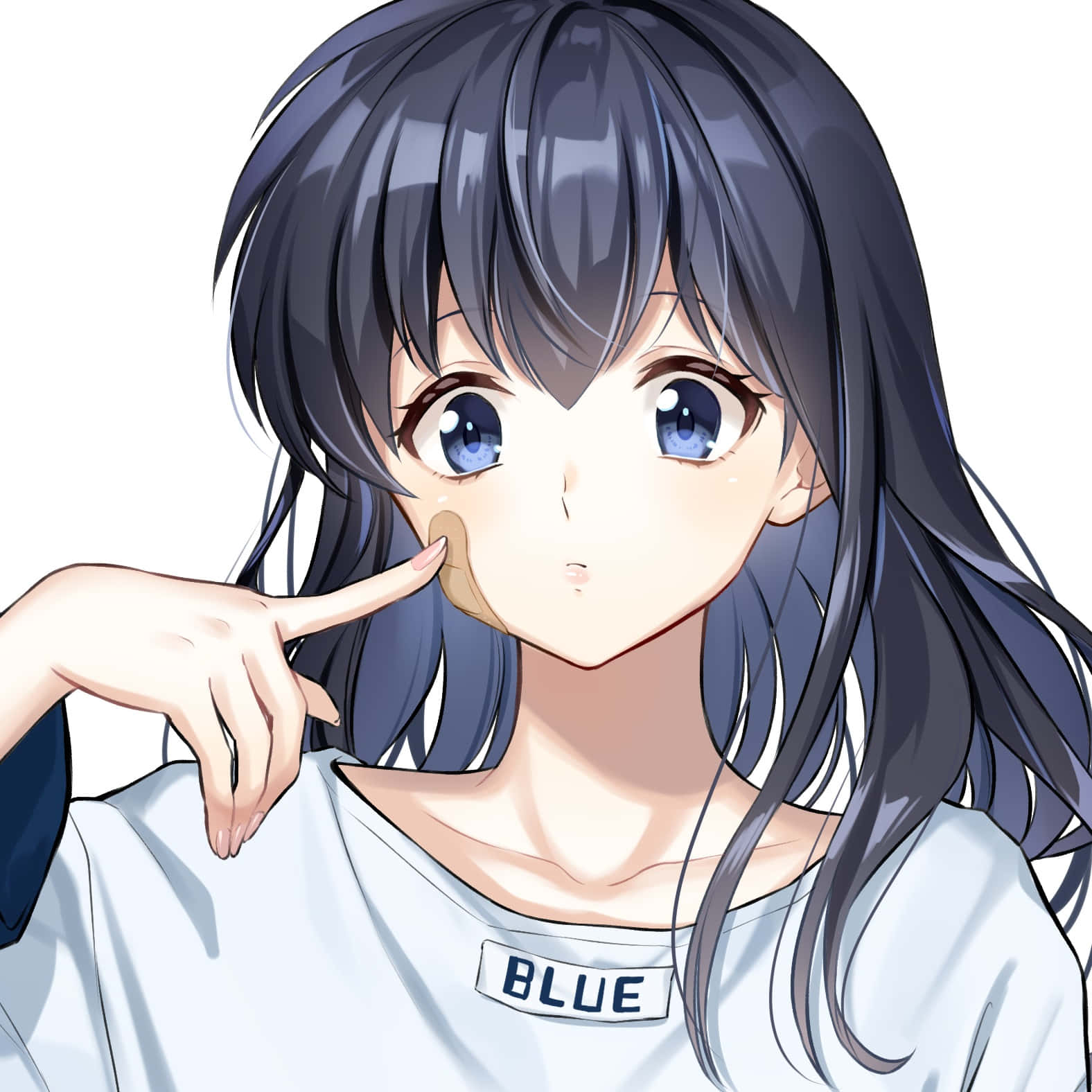 Kagome Higurashi 桌布 壁紙 — 黑髮藍眼的動漫女孩，穿著帶有藍色文字的白色襯衫，用手指輕輕觸碰臉頰。