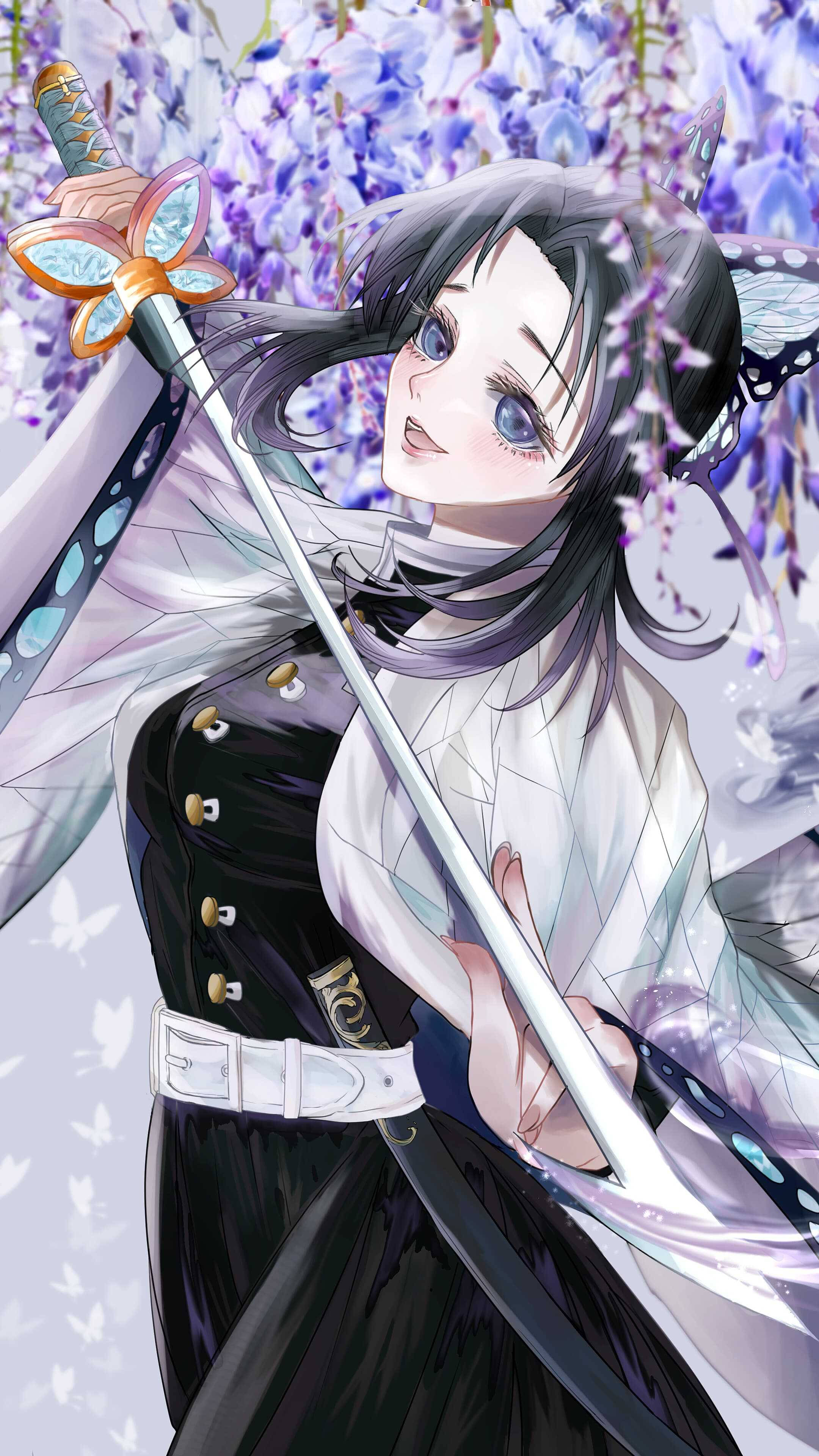 kanae kocho 桌布 壁紙 — 黑髮藍眼的動漫女孩在紫色花朵和翩翩蝴蝶中手持劍。