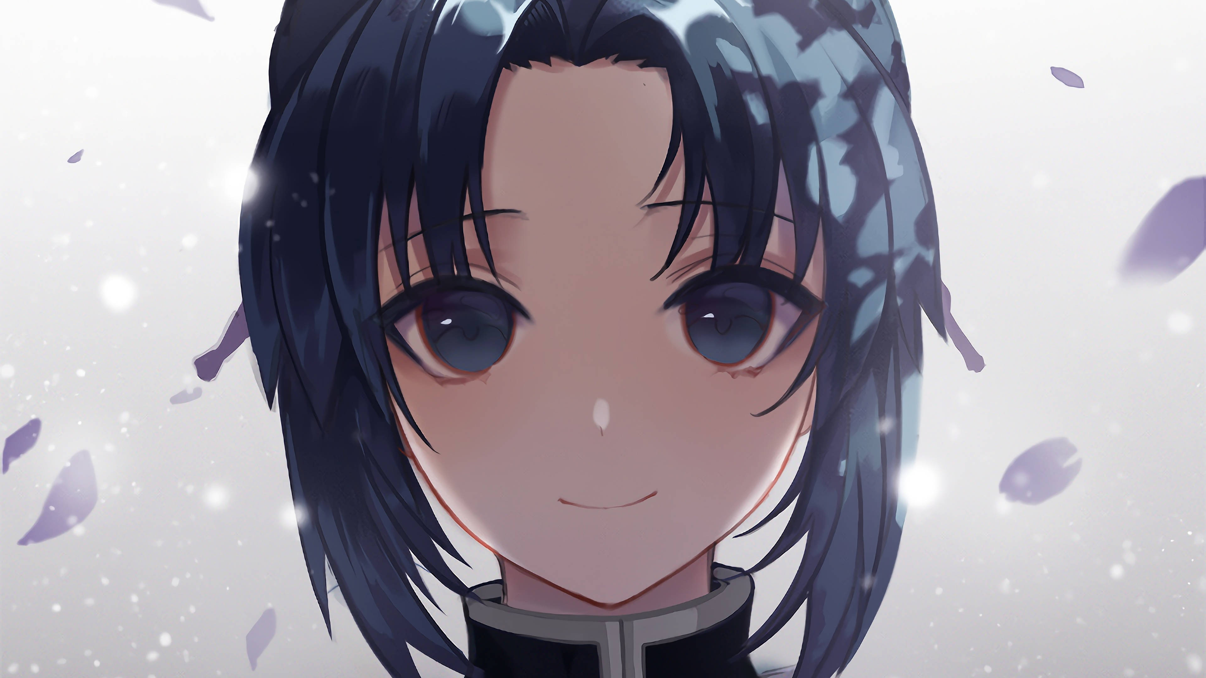 Shinobu Kocho 桌布 壁紙 — 黑髮藍眼的動畫女孩在柔和光線中微笑，紫色花瓣在她周圍飄落。