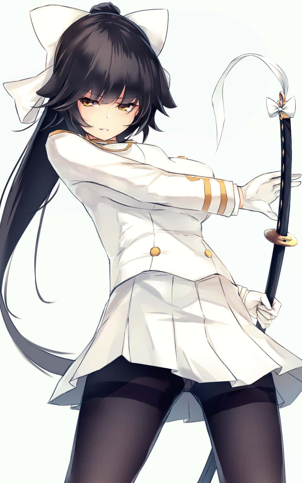 Azur Lane Takao 桌布 壁紙 — 黑髮貓耳動漫女孩，身穿白色制服，在純色背景前手持劍。