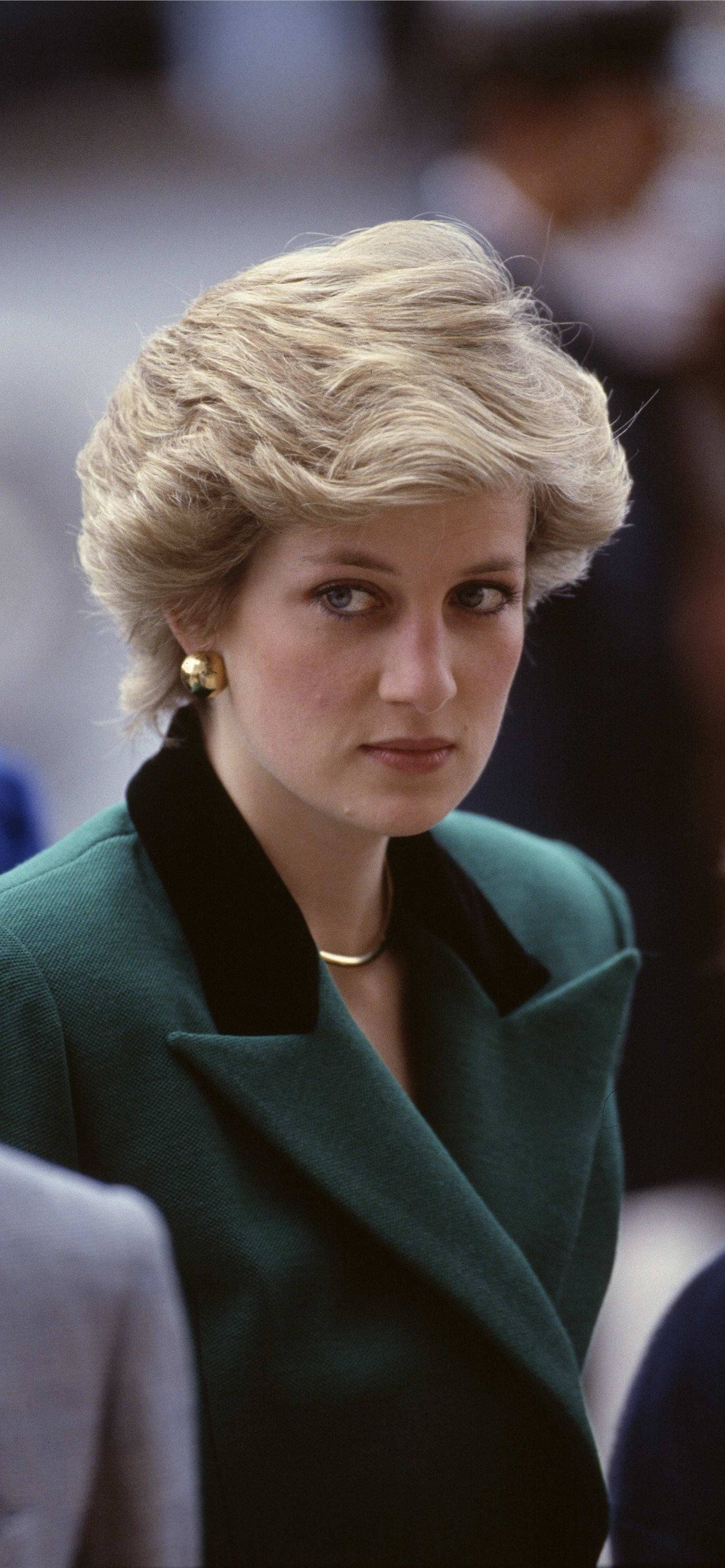 Princess 桌布 壁紙 — 黛安娜王妃在近距離肖像中若有所思地凝視，身穿綠色外套，黑色翻領，戴著金色耳環。