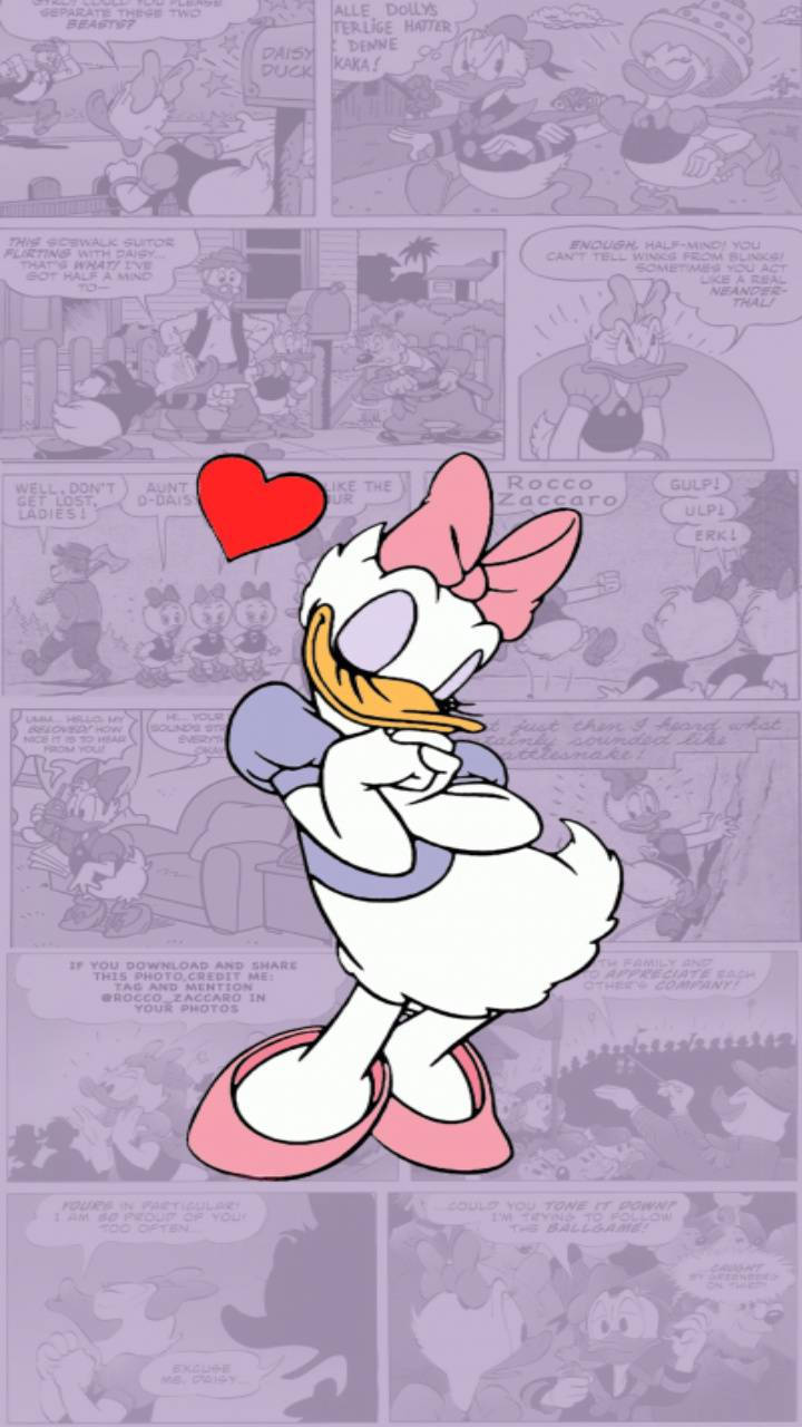 Daisy Duck 桌布 壁紙 — 黛絲鴨自信地交叉雙臂站立，頭上有一個紅色愛心，背景是紫色漫畫條紋。