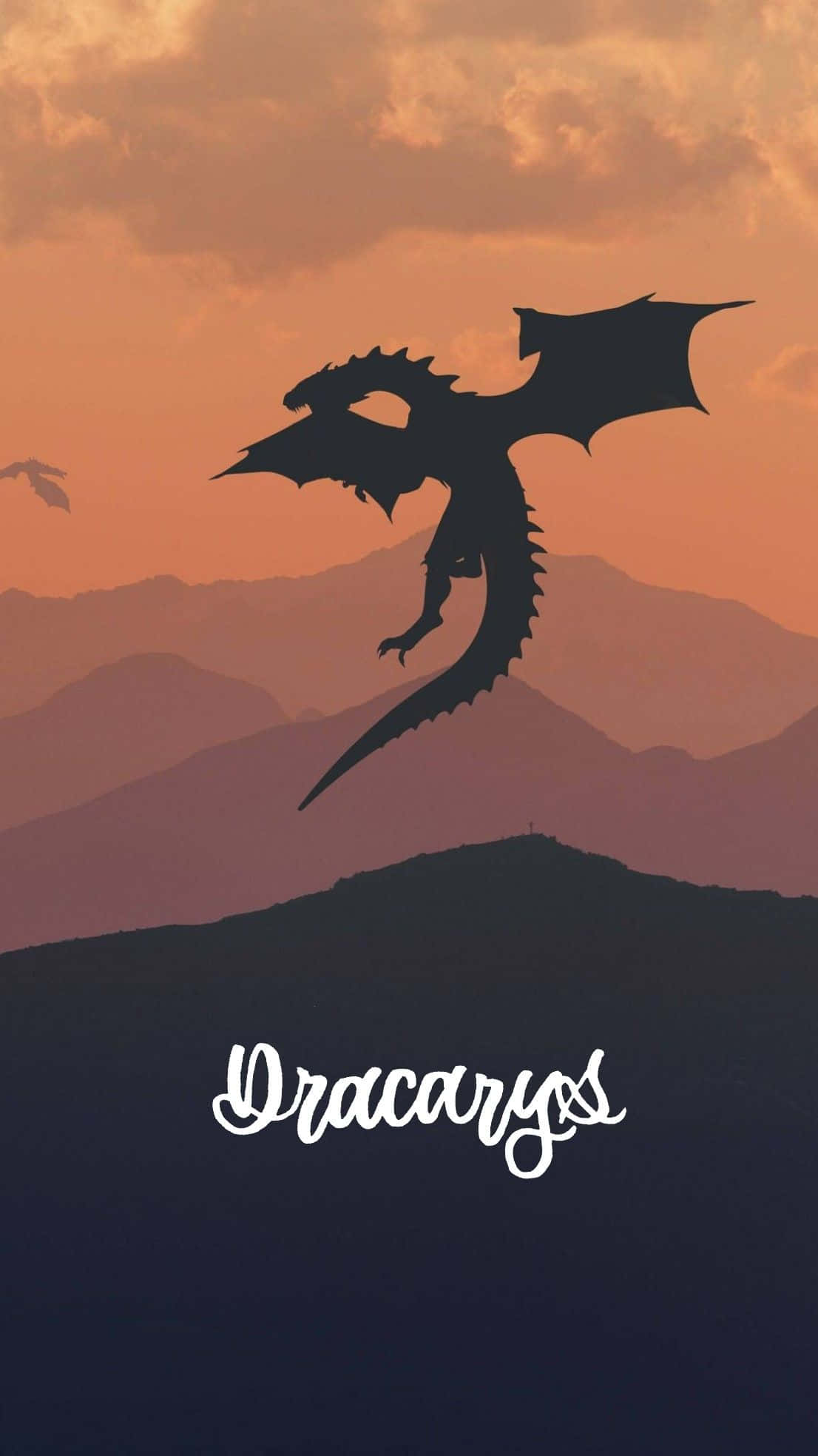 dracarys 桌布 壁紙 — 龍的剪影在火紅橙色的日落天空背景下翱翔於山頂之上。