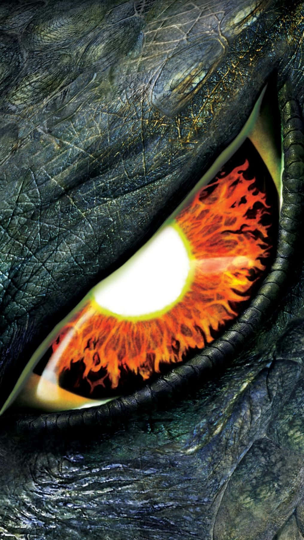 godzilla 1998 桌布 壁紙 — 龍眼的特寫，在深色鱗片上散發出火熱的橙色和白色光芒。