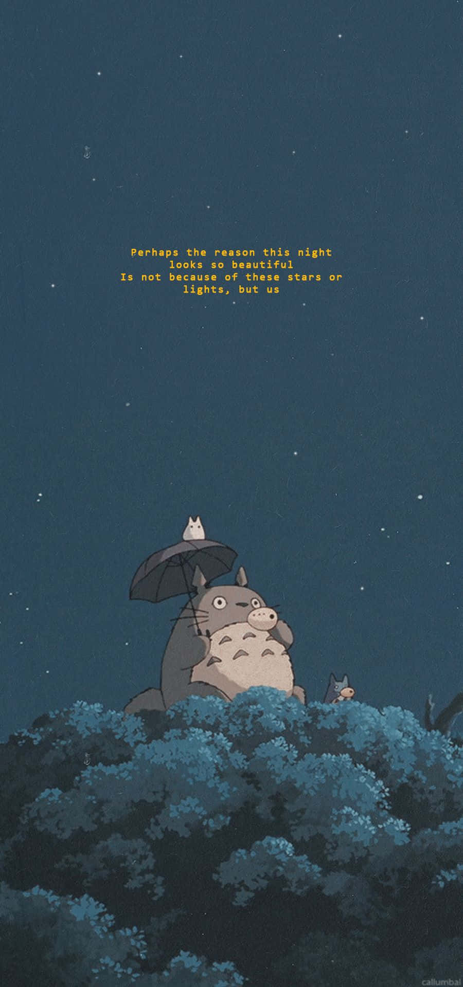 桌布 壁紙 — 龍貓和朋友們坐在長滿青苔的小山上，在繁星點點的夜空下，一句詩意的語錄在他們上方柔和地發光。